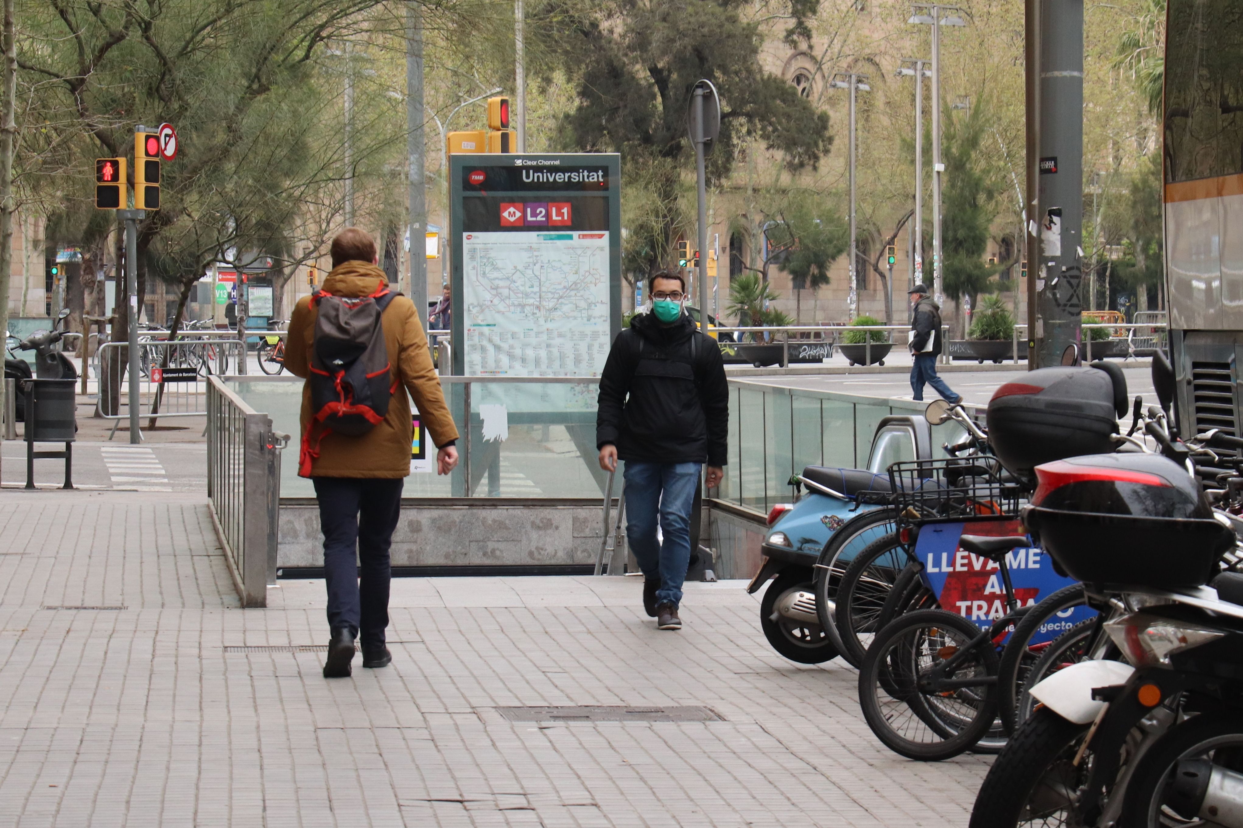 Un hombre con mascareta saliente de la parada de metro de Universidad. | ACN