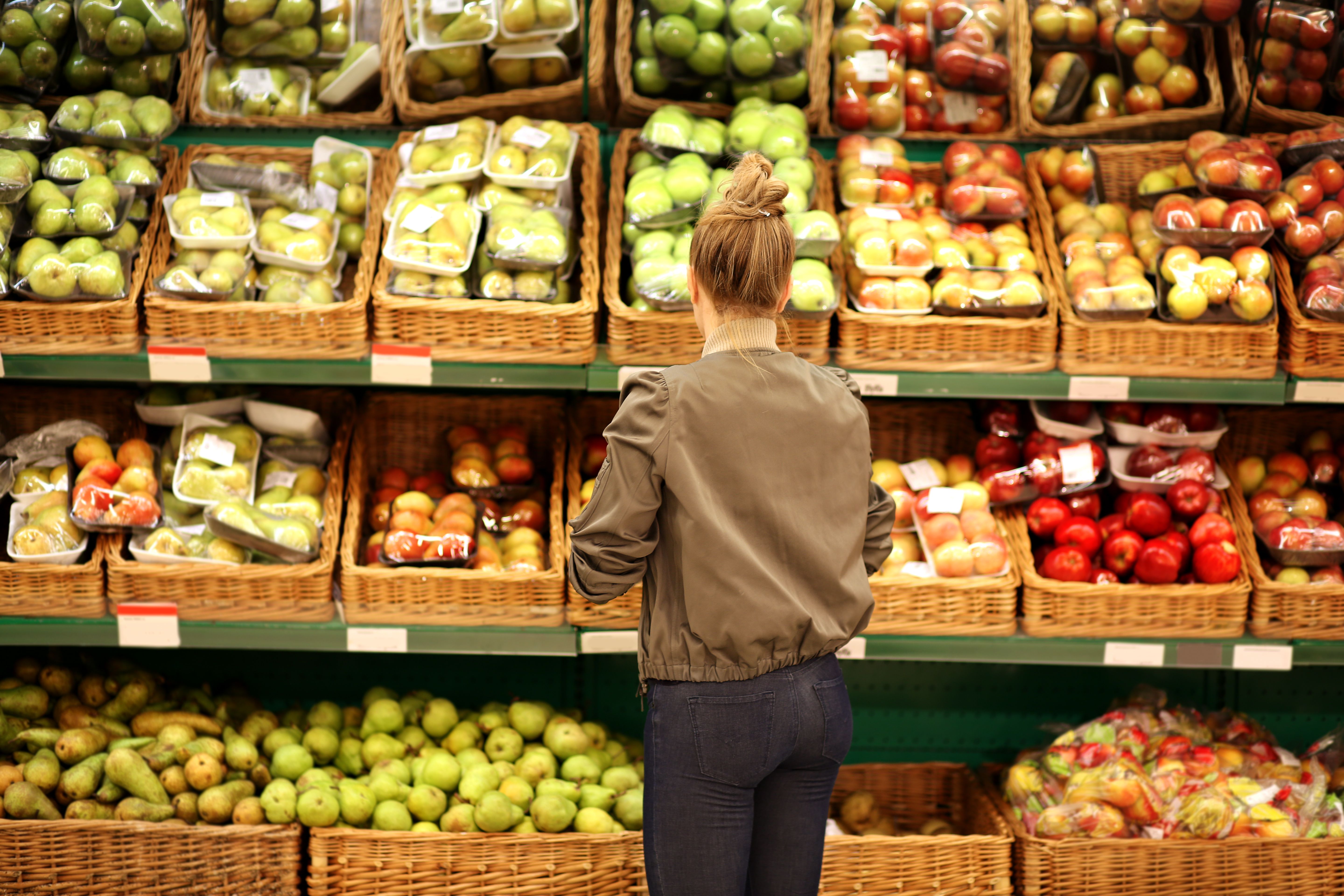 Una compradora en el lineal dels productes frescos | iStock