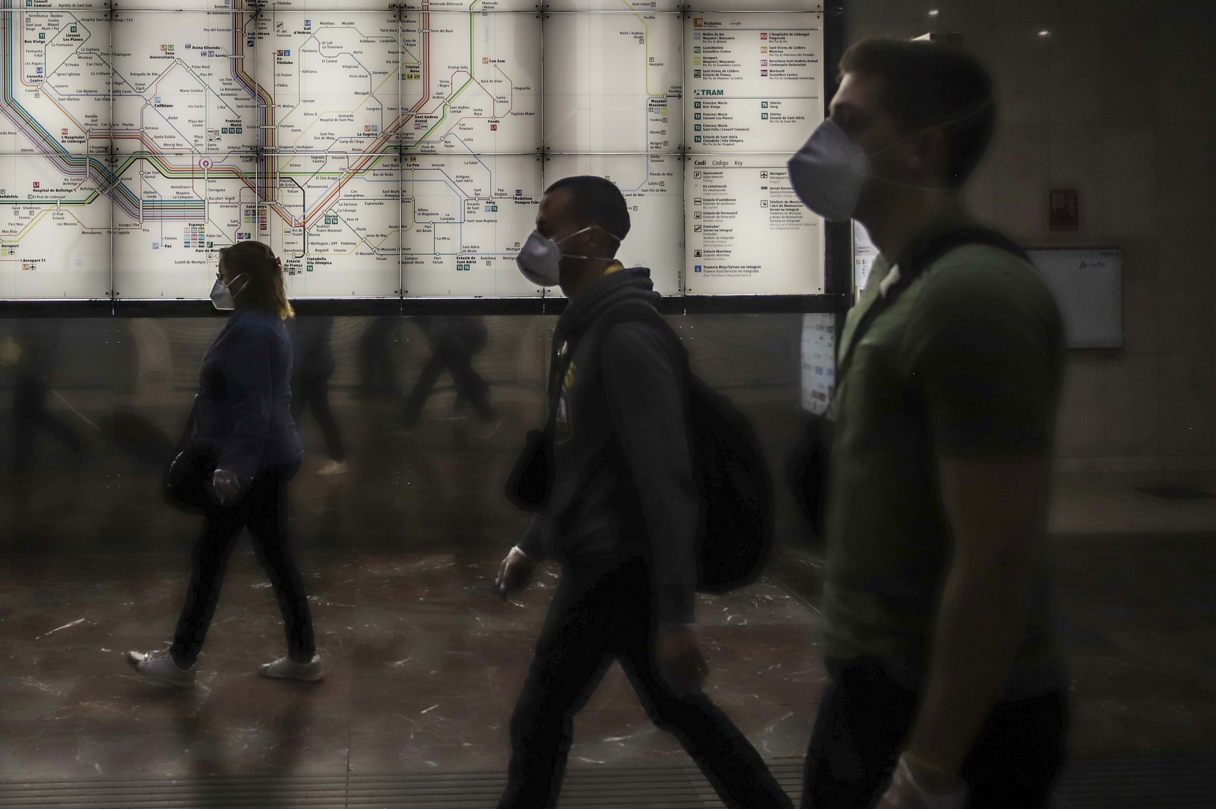 Mascaretes al transport públic de Barcelona. | EP