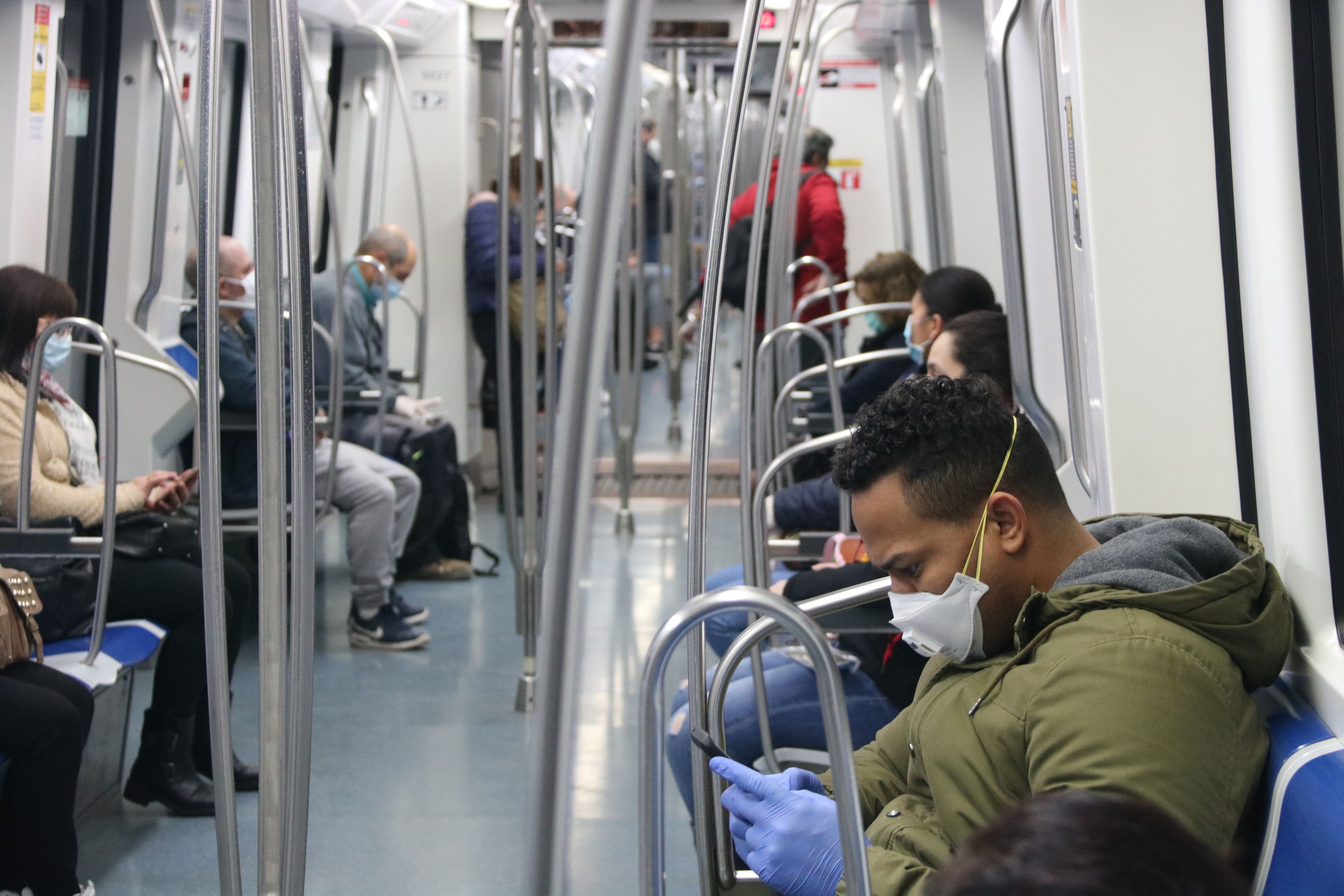 Un vagón del metro de Barcelona el primer día en que se ha levantado el confinamiento total al Estado | ACN