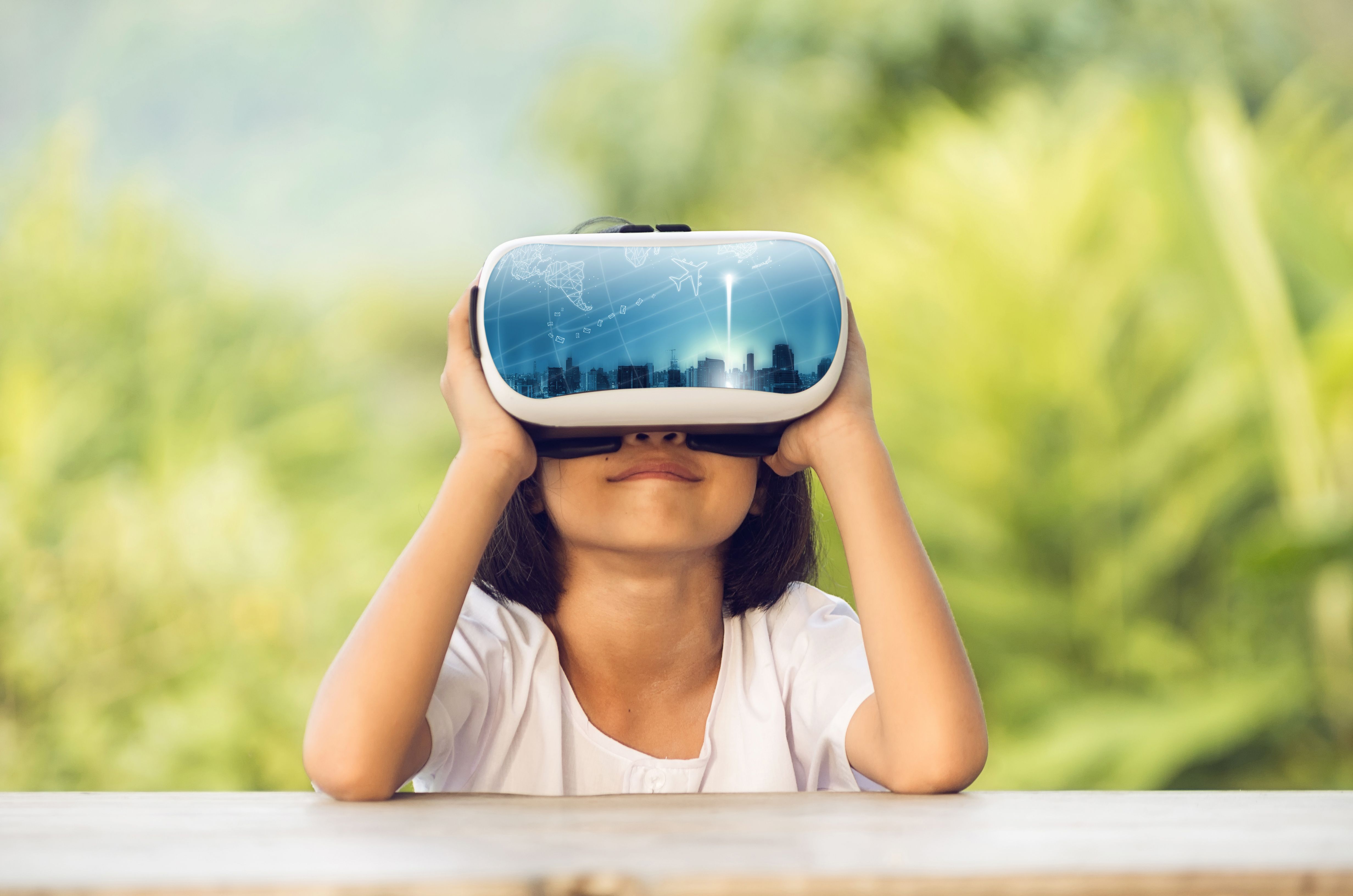 Niña con ojeras de realidad virtual | iStock