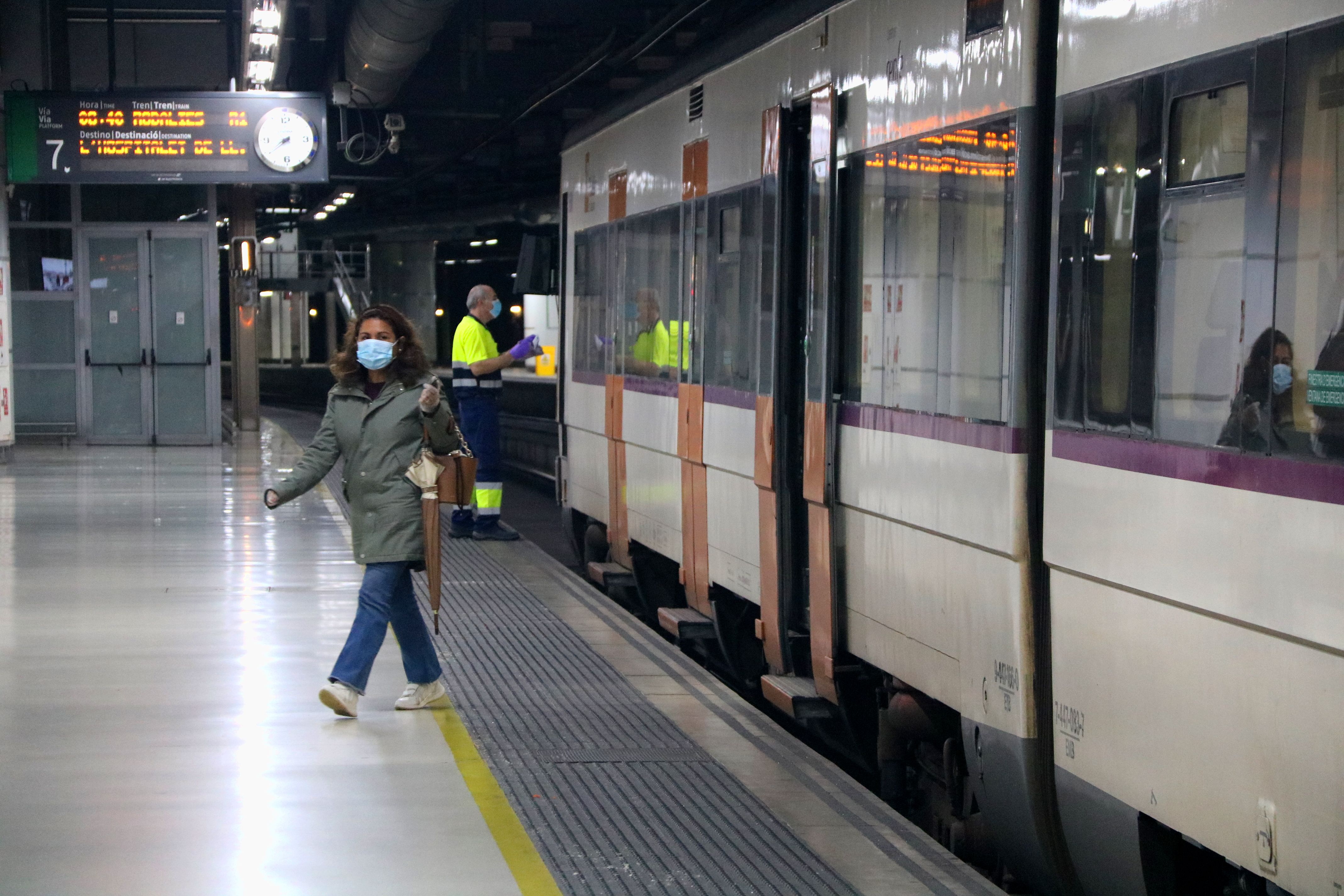 Una usuària de Rodalies sortint d'un tren a l'andana de l'Estació de Sants | ACN