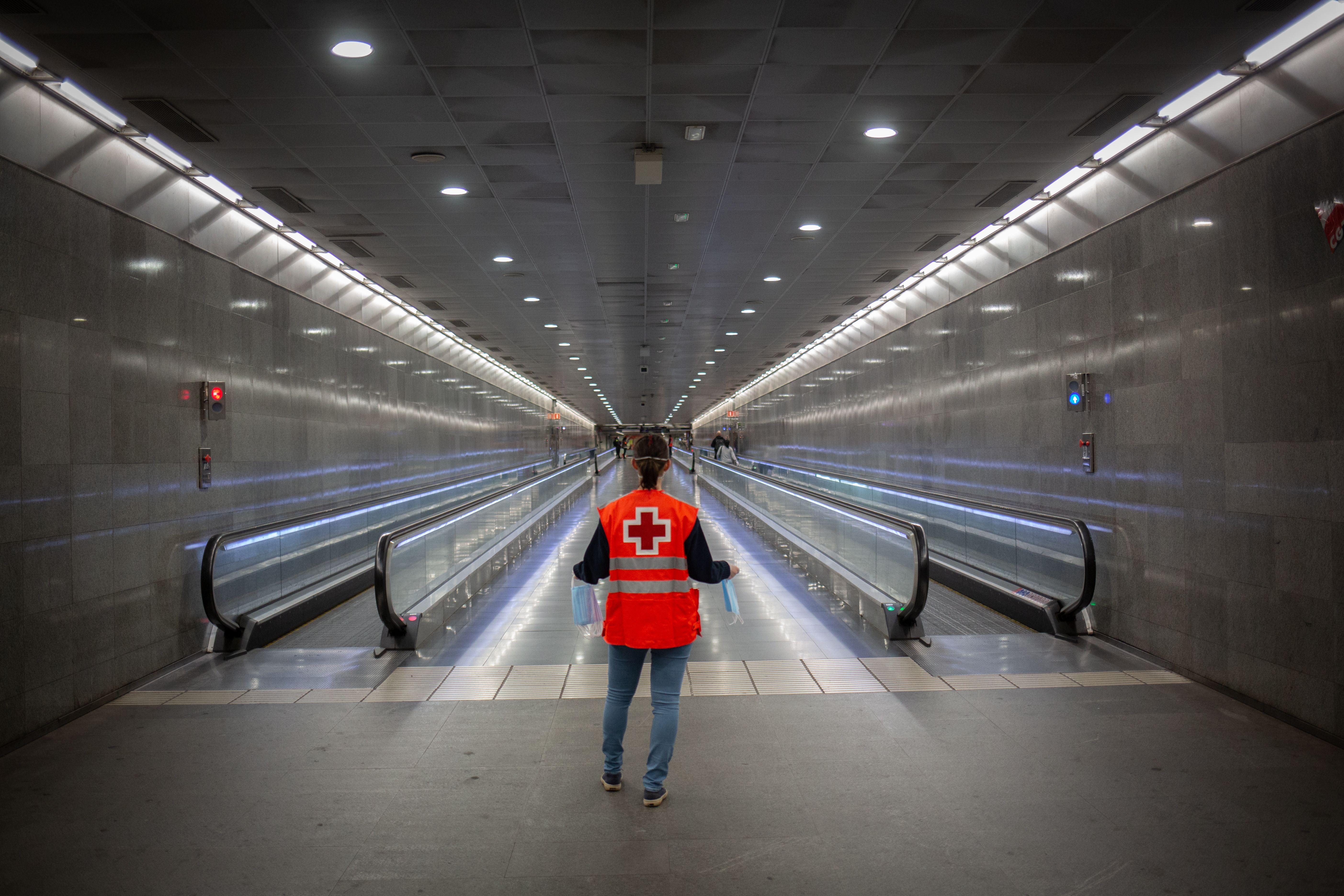 Una voluntaria de la Cruz Roja entrega mascaretes al metro | Europa Press