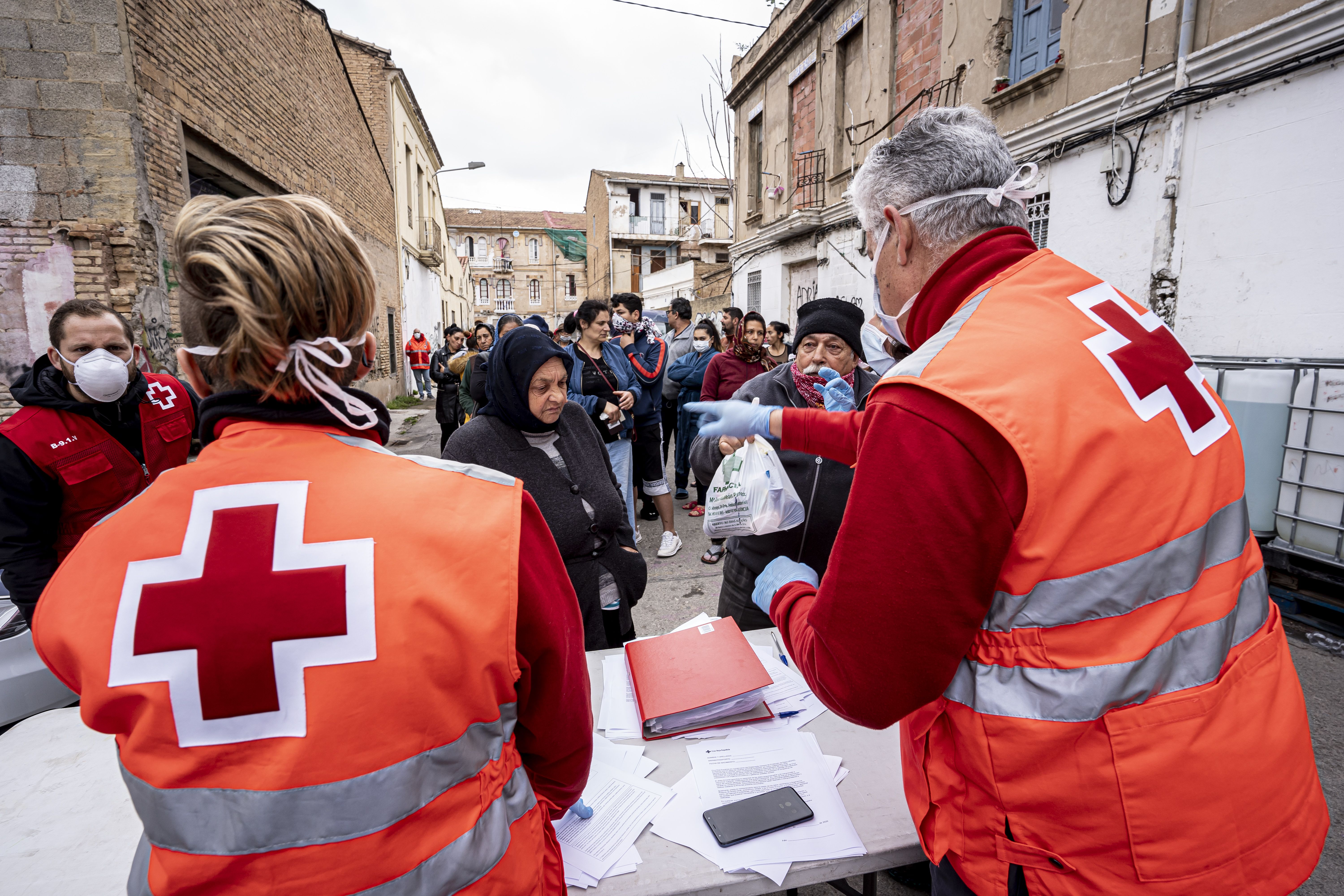 Repartiment de productes bàsics a persones vulnerables en València | Ajuntament de València 