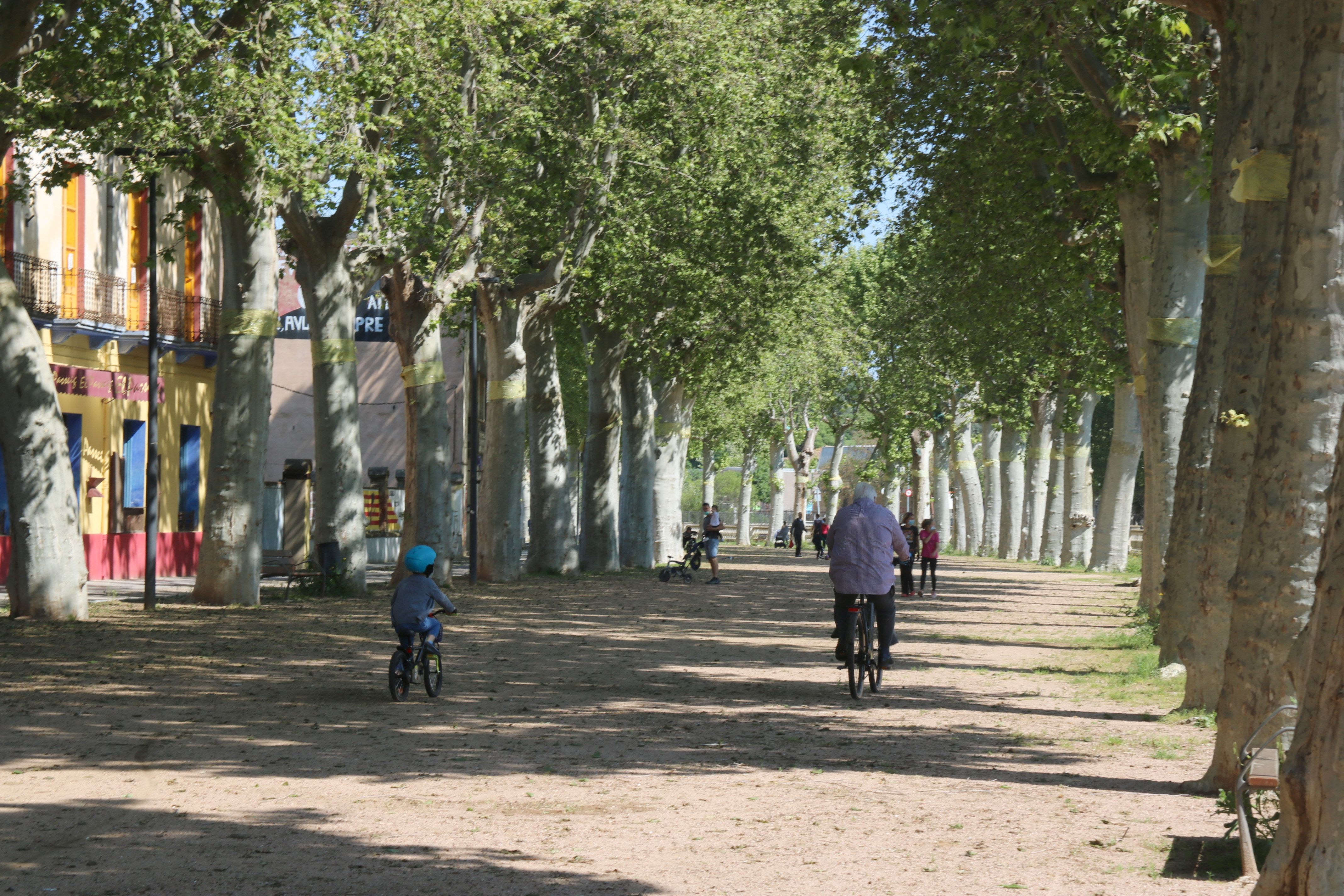 El paseo de la Bisbal d'Empordà con niños paseando o en bicicleta este domingo | ACN (G. Villano)