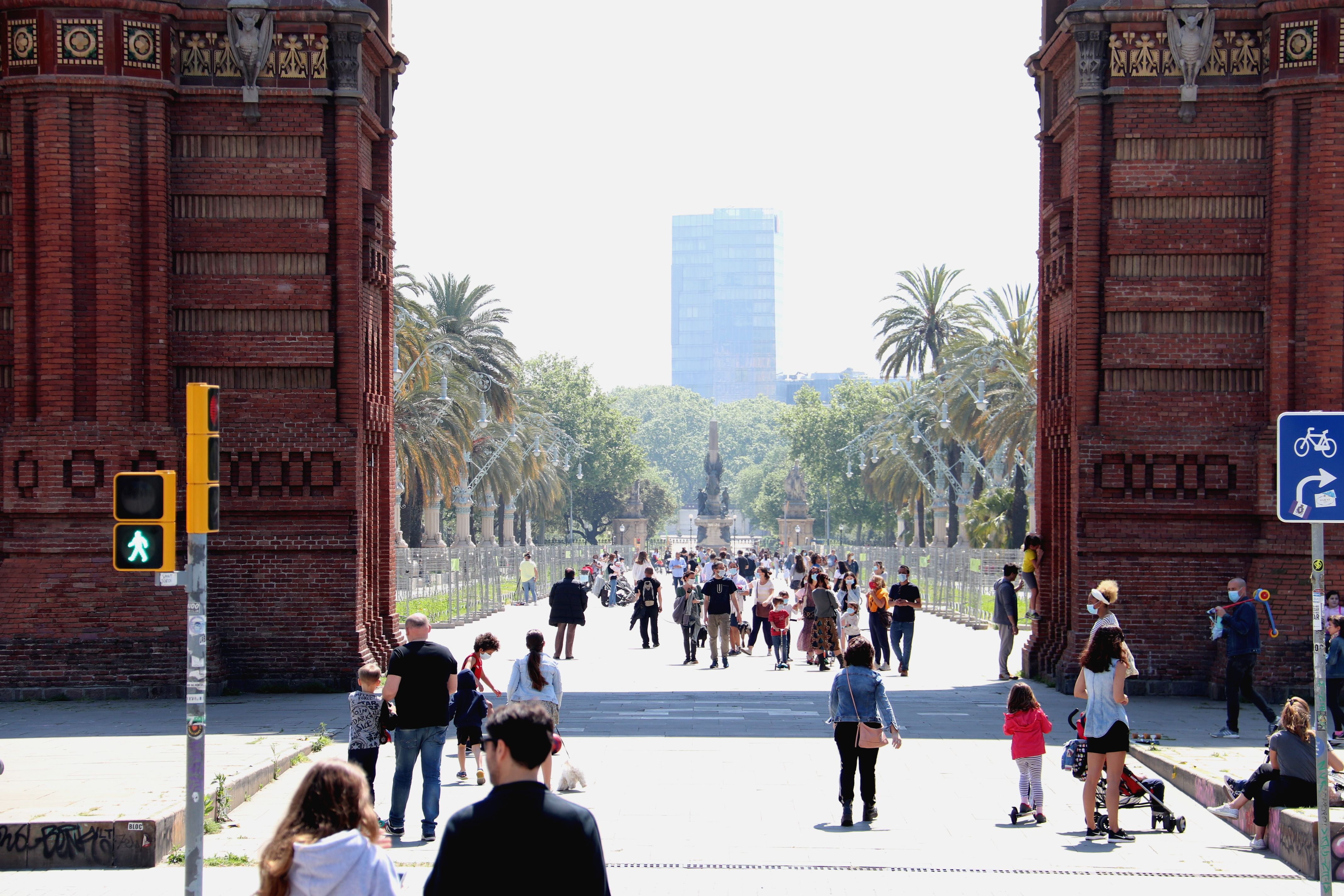 El passeig Lluís Companys de Barcelona ple de famílies que passegen amb els nens | ACN