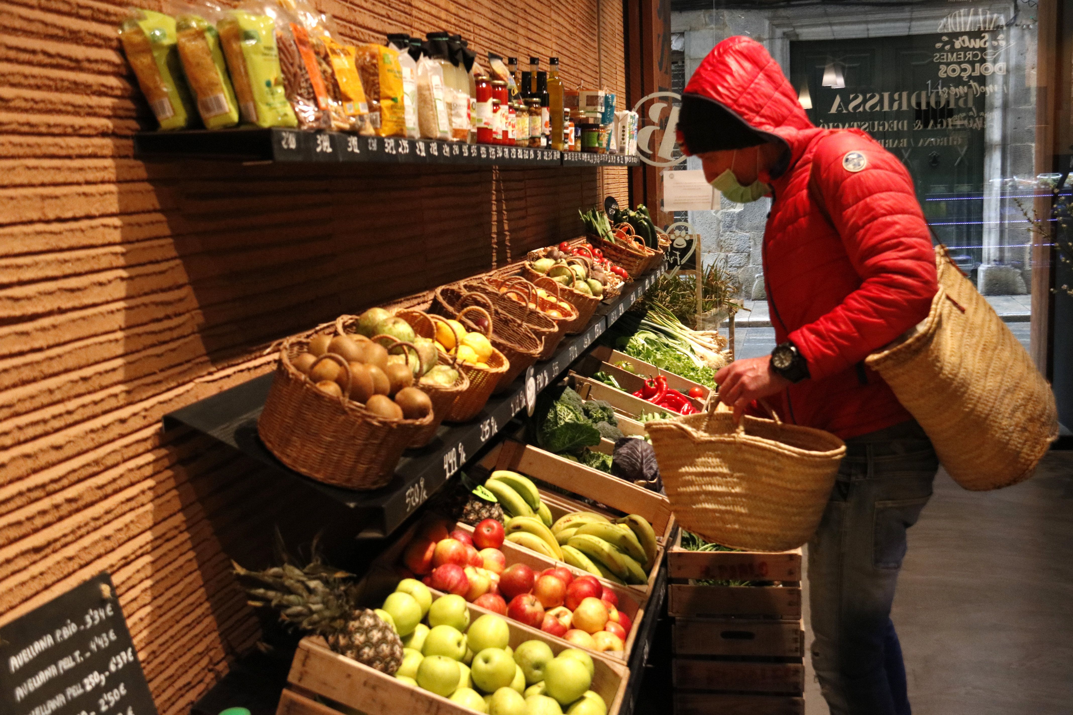 El mostrador de fruites i verdures ecològiques de la botiga Biodrissa | ACN