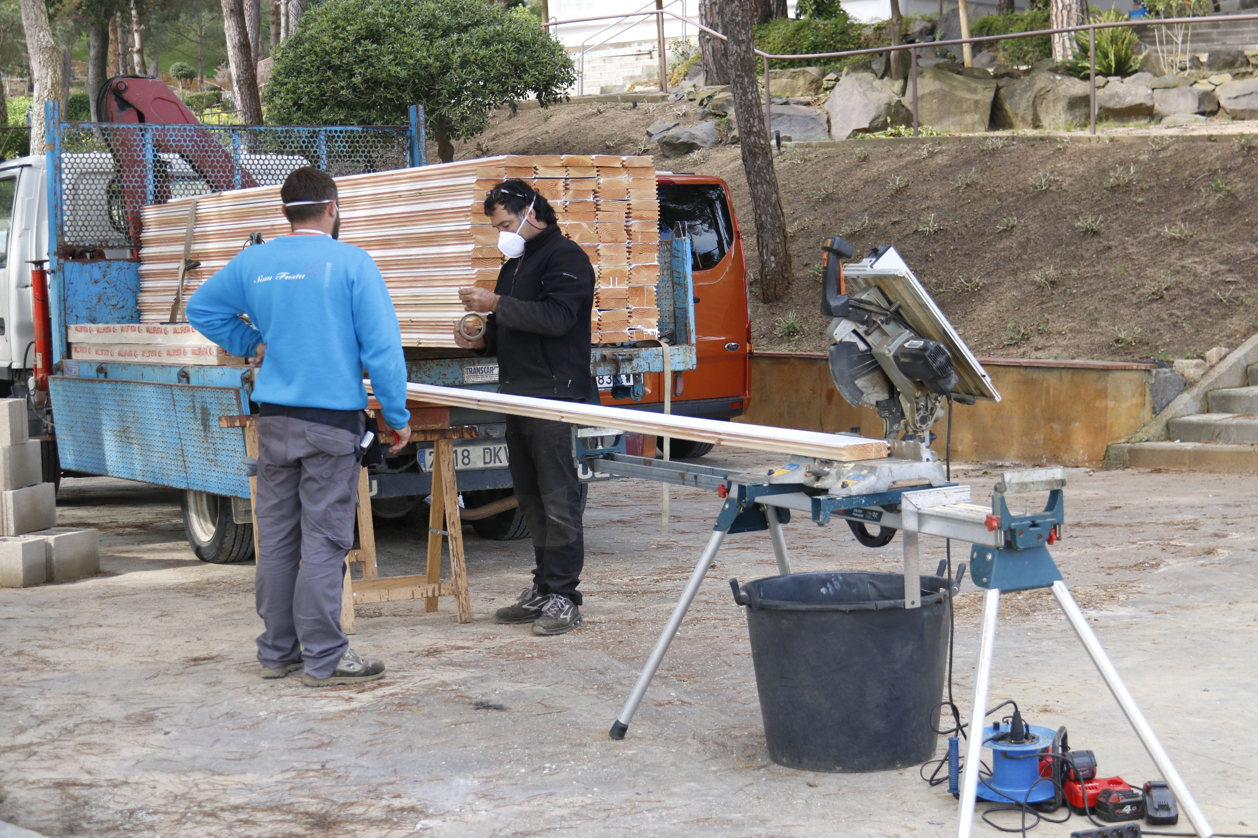 Operaris treballant al parc aquàtic Water World | ACN