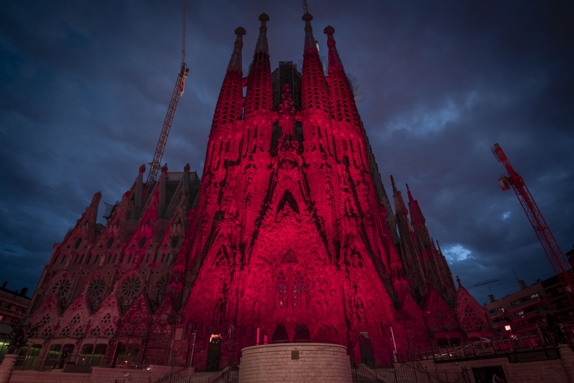 La Sagrada Família es tenyeix de vermell per donar gràcies | Sagrada Família