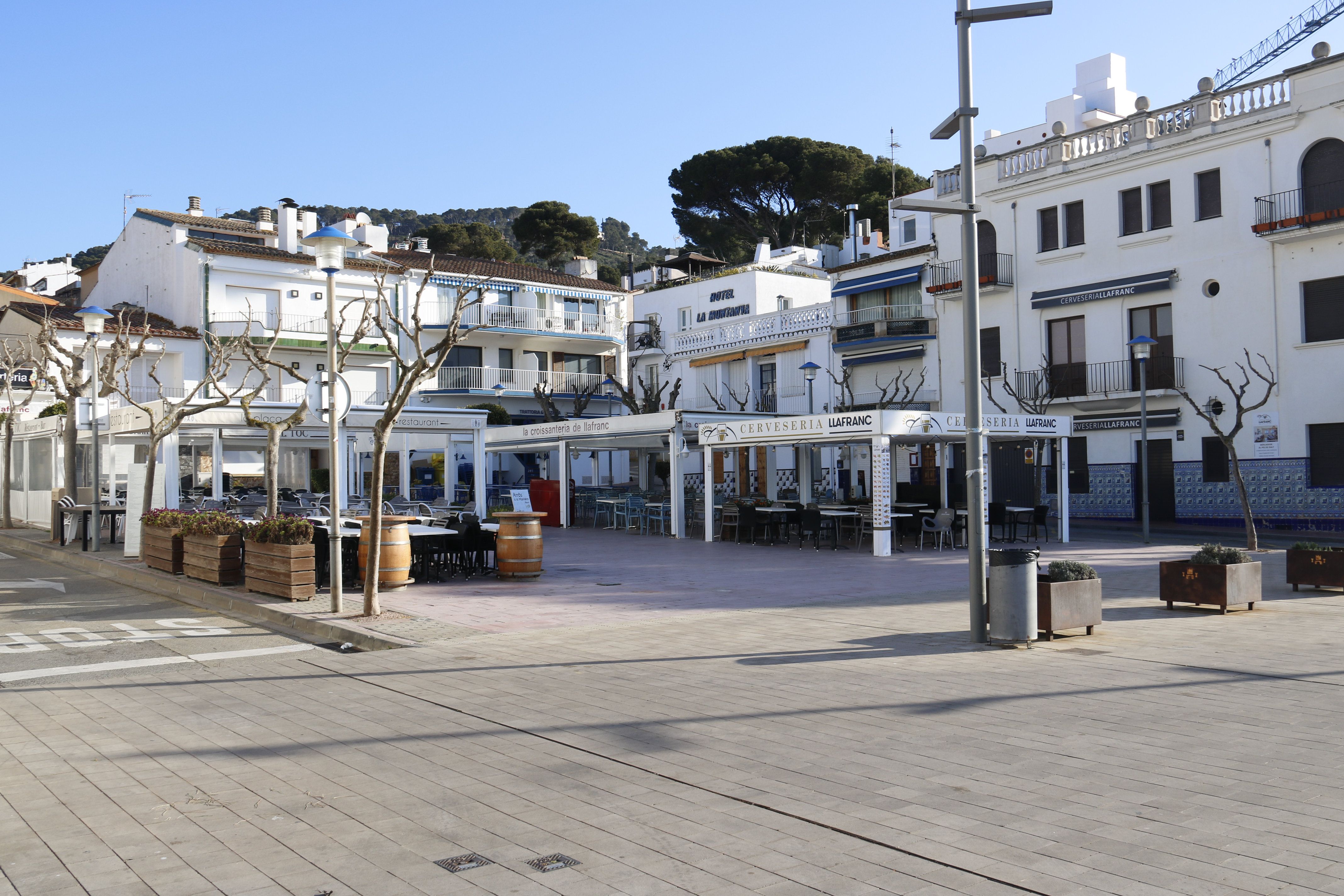 La plaça del Promontori de Llafranc amb diversos hotels i terrasses tancades | ACN