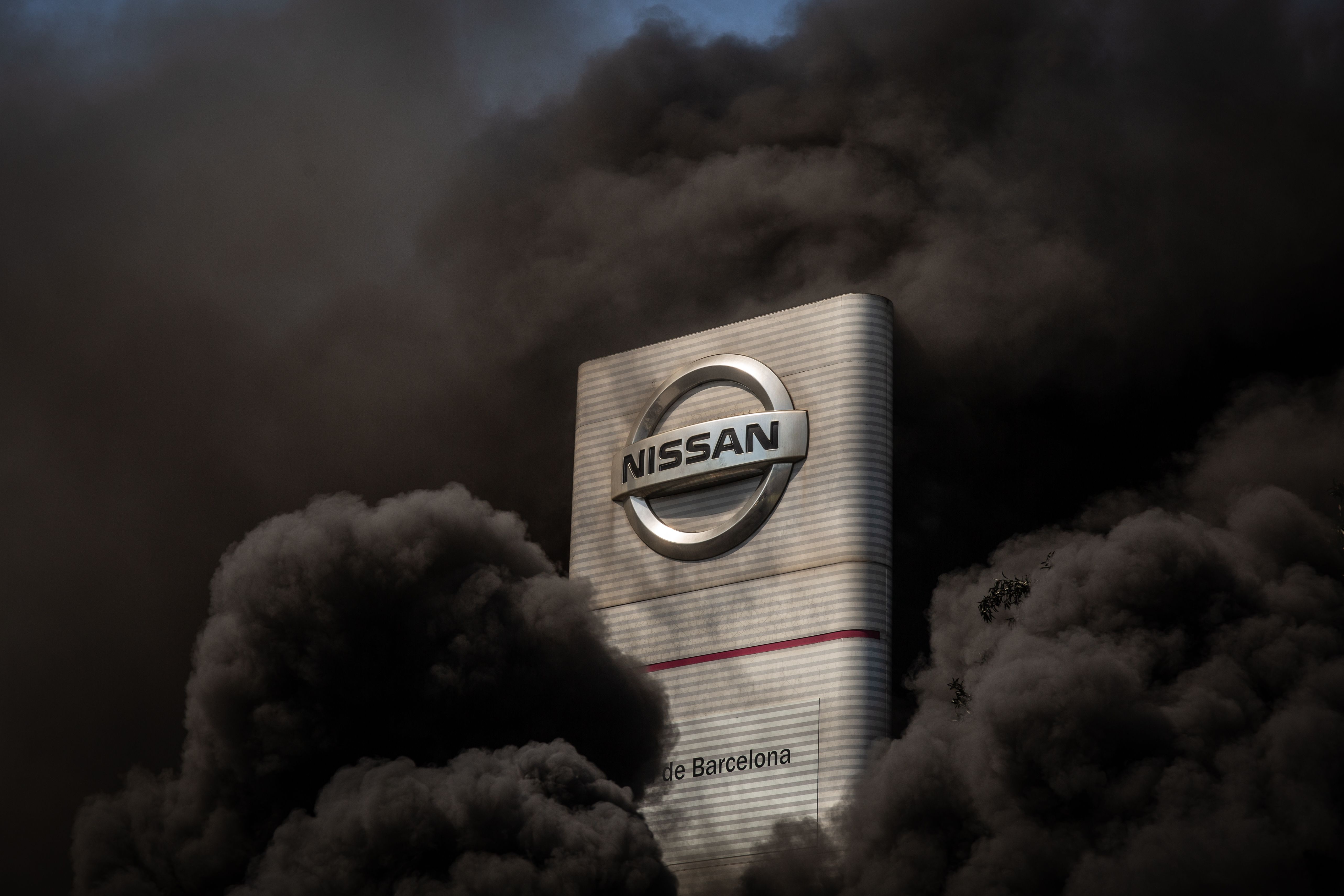 El logo de Nissan quemando por la huelga de los trabajadores. | EP