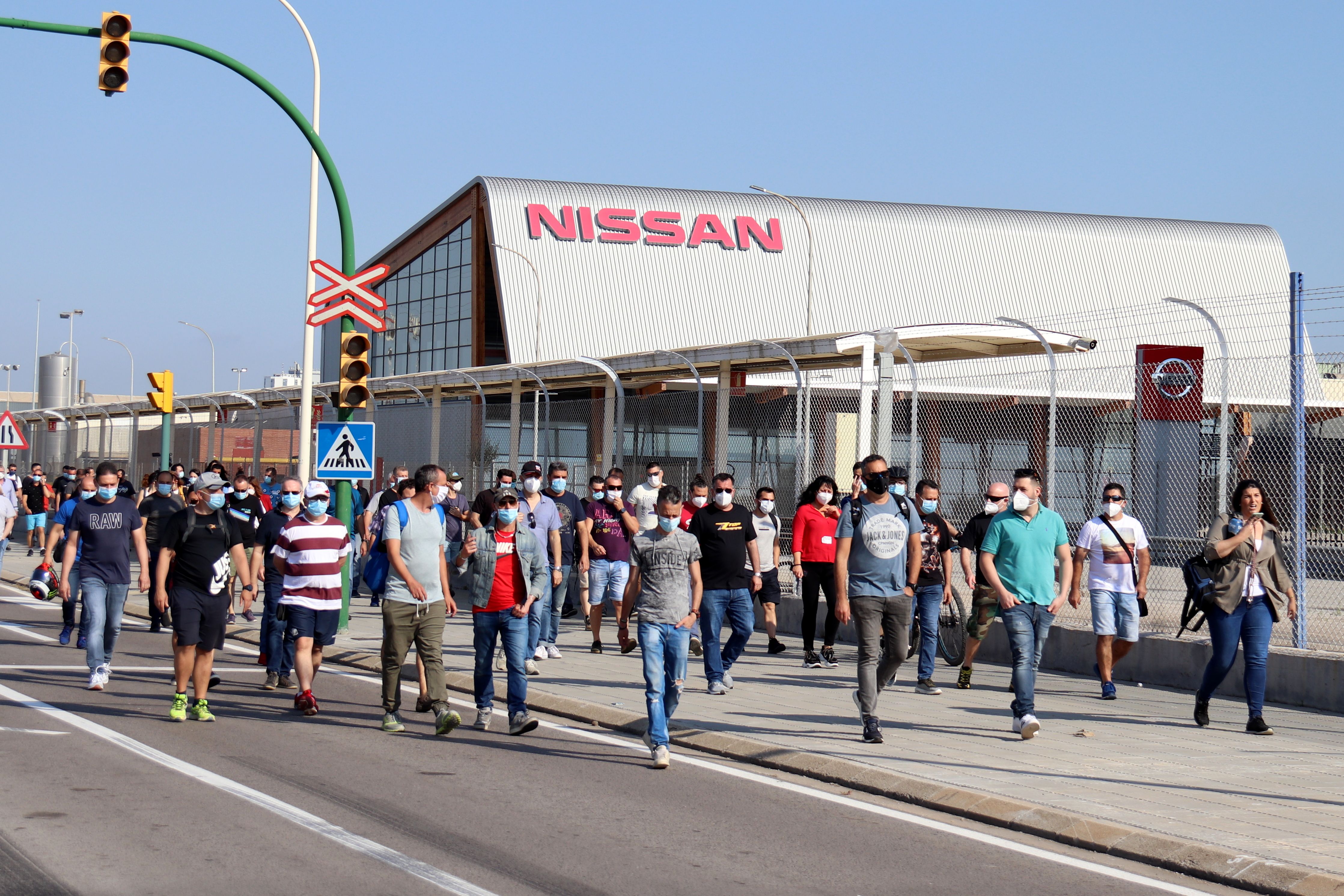 Els treballadors de Nissan caminant als voltants de la fàbrica de la Zona Franca | ACN