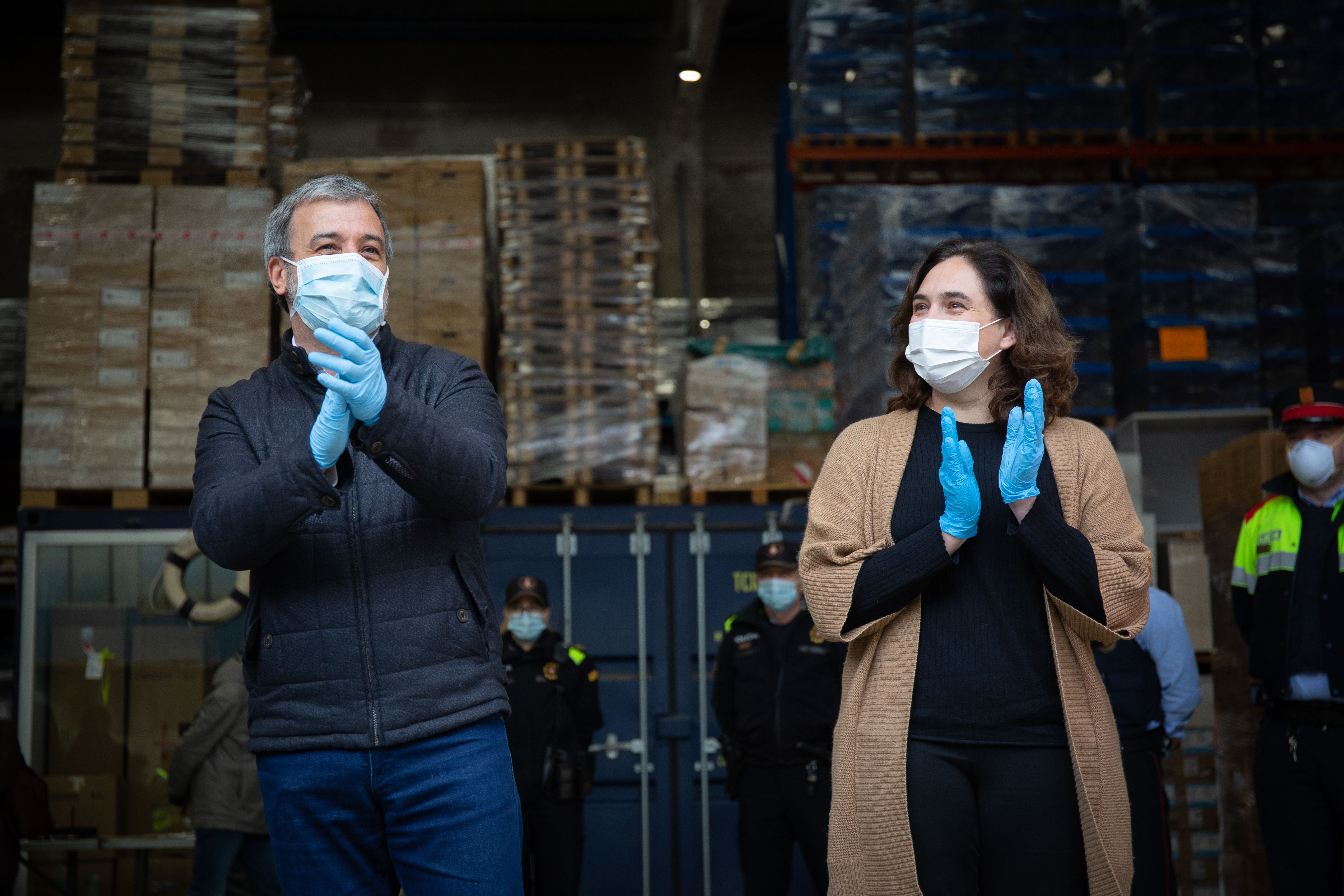 La alcaldesa Ada Coláis y el primer teniente de alcalde Jaume Collboni con material sanitario. | EP