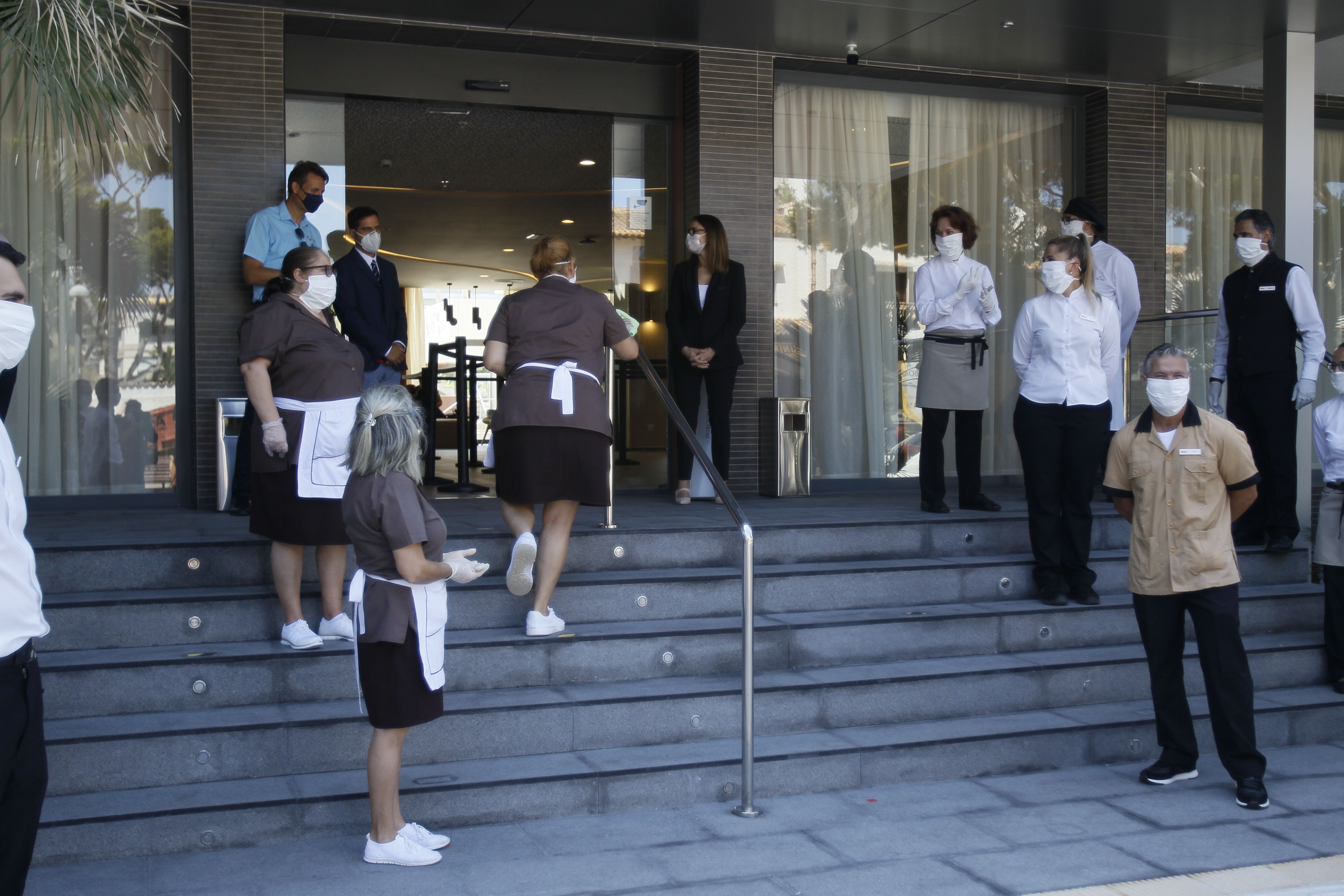 Treballadors d'un hotel esperen els viatgers procedents d'Alemanya després de la seva arribada a Palma