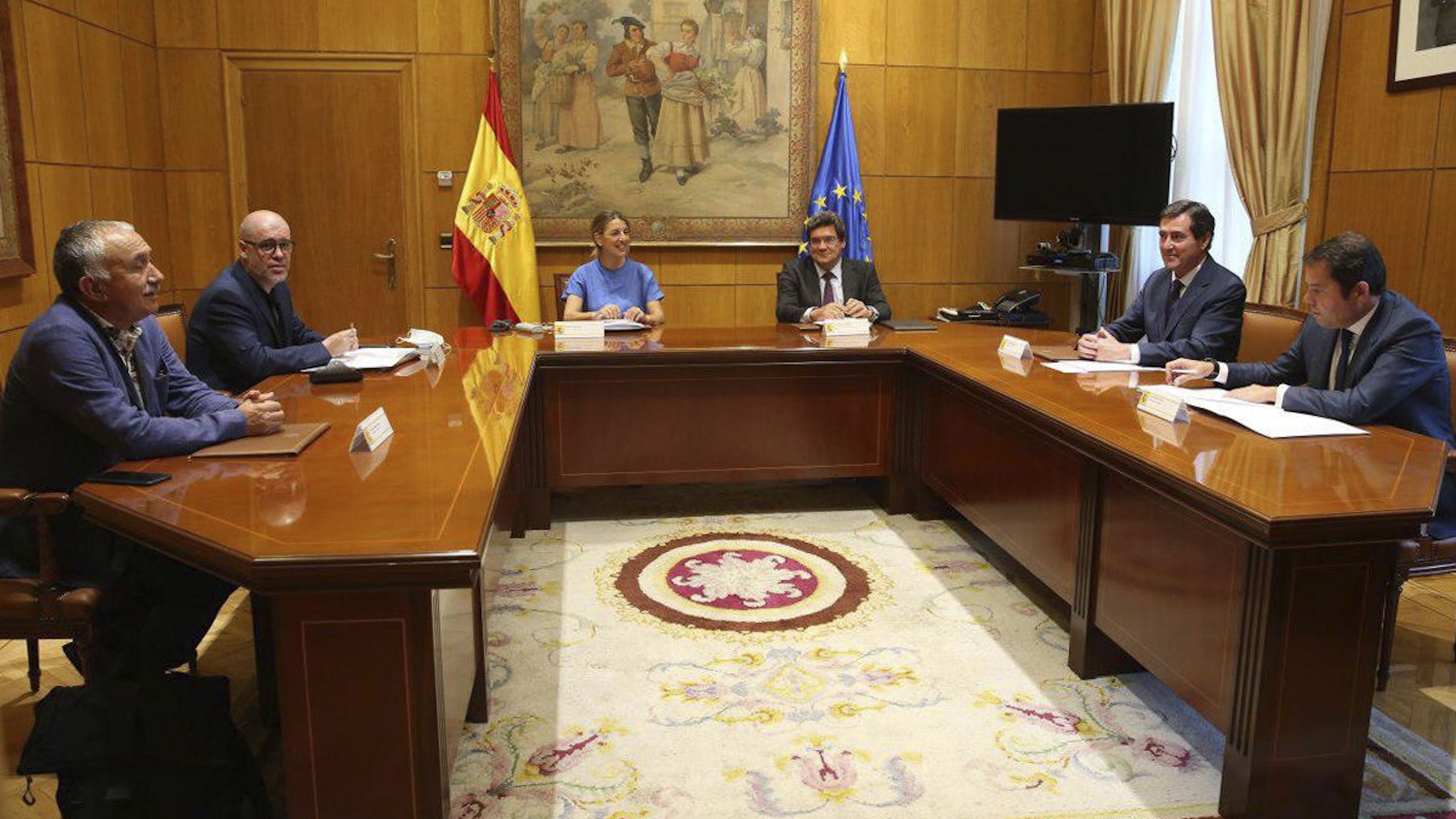 Els ministres Yolanda Díaz i José Luis Escrivá reunits amb els agents socials després d'acordar la pròrroga dels ERTO | Moncloa