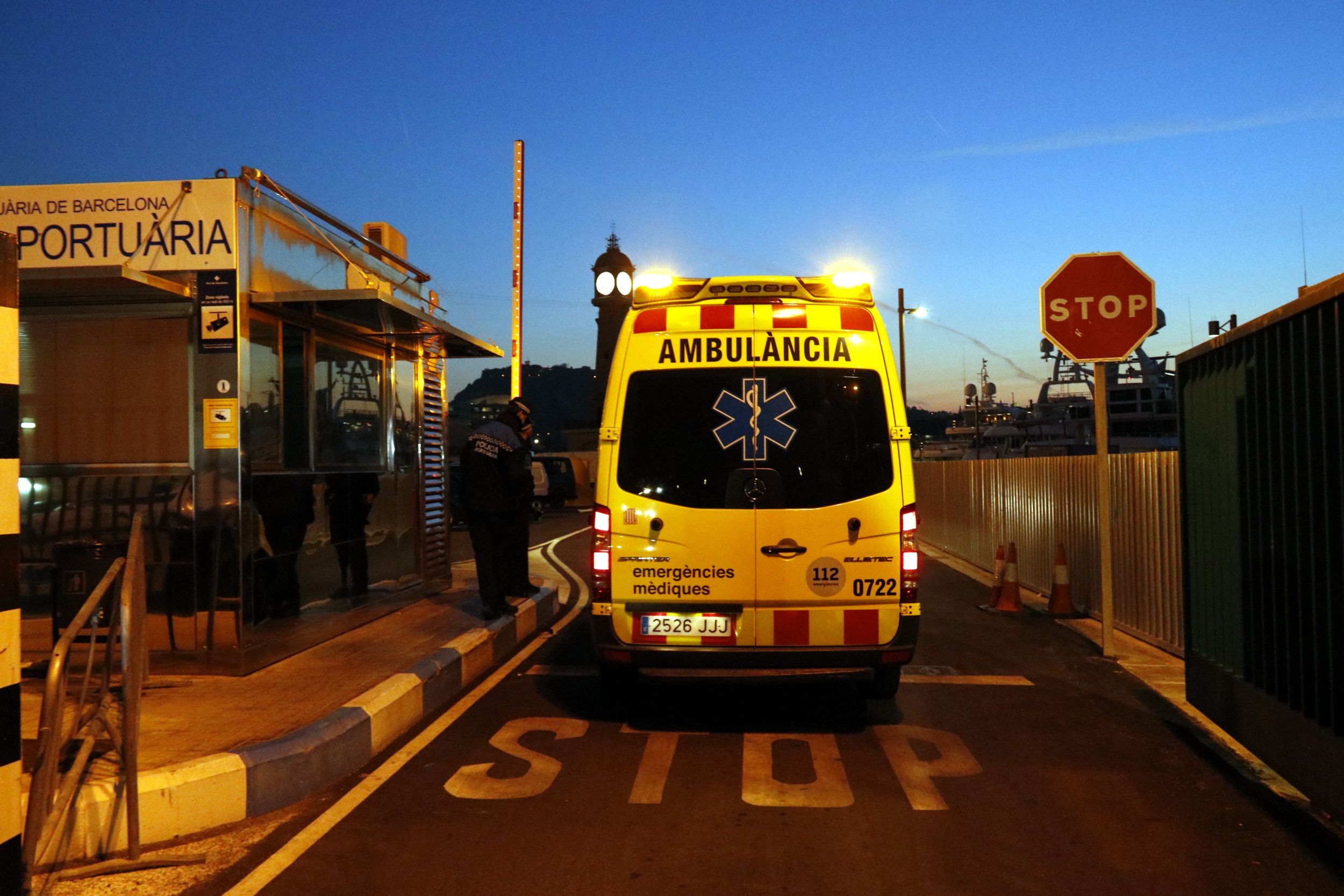 Una ambulància accedeix a les instal·lacions del Port de Barcelona | ACN