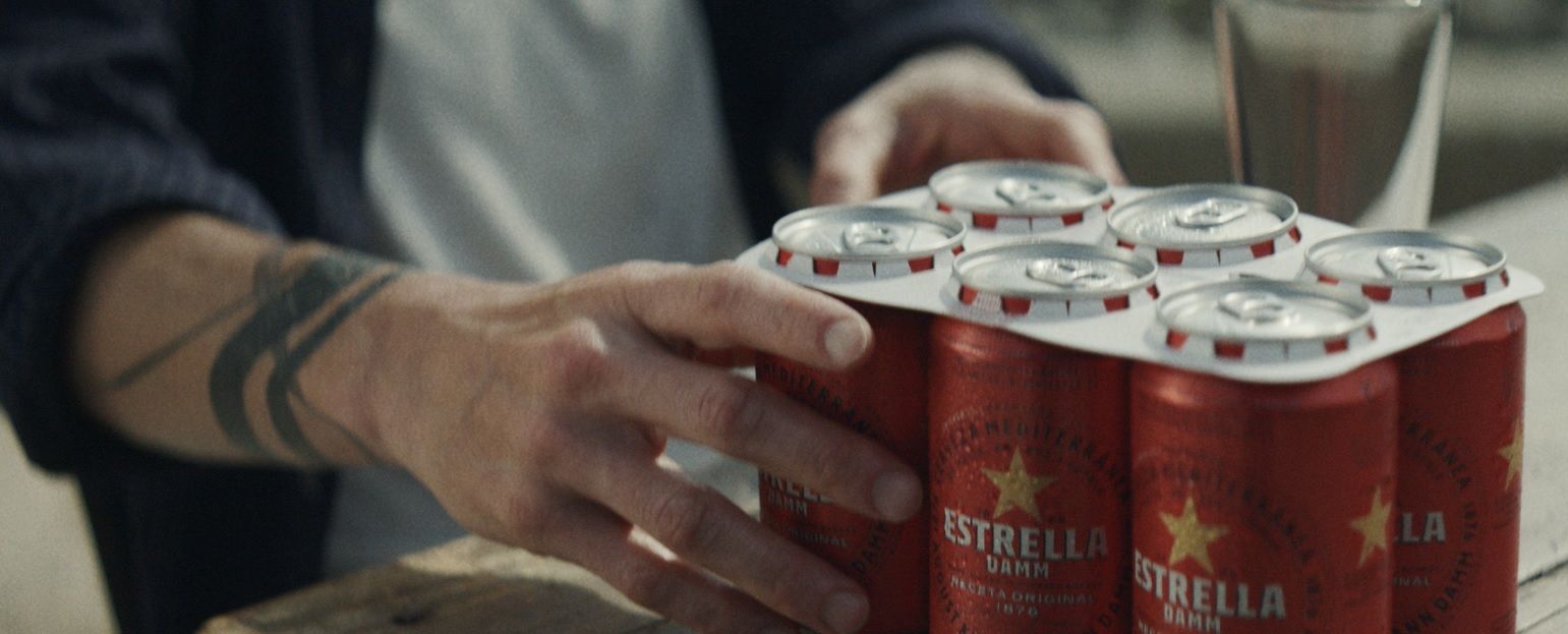 Un 'pack' de latas de Estrella Damm sin plástico, con cartón biodegradable | Europa Press