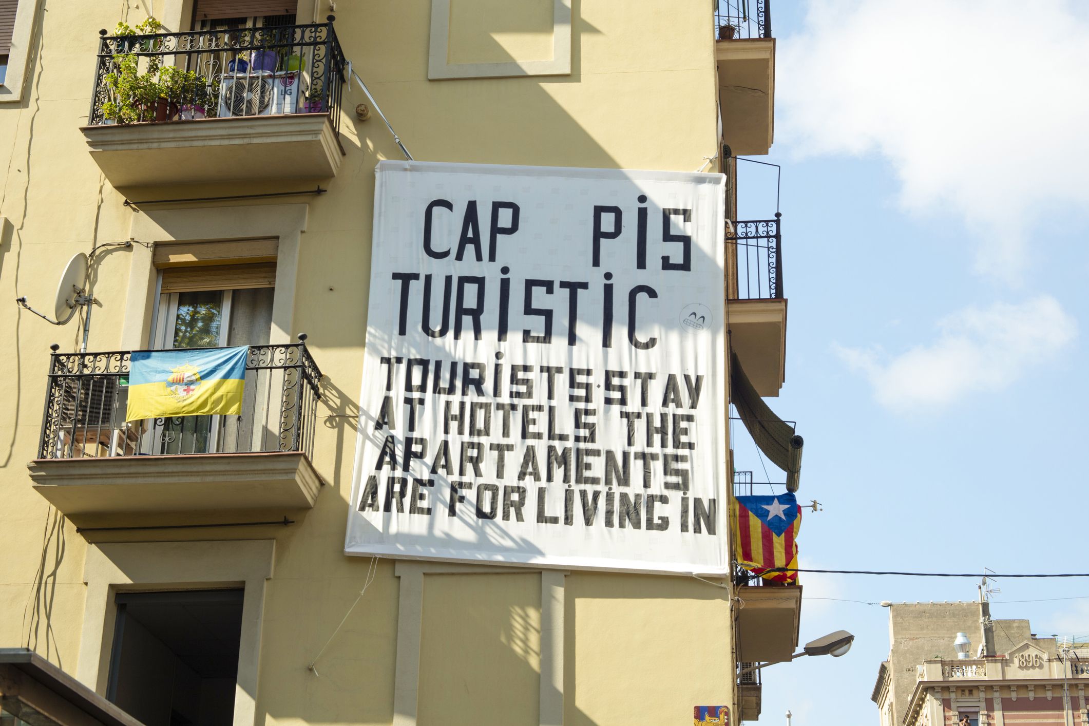 Un cartel reclama menos pisos turísticos en Barcelona, en una imagen de archivo | iStock