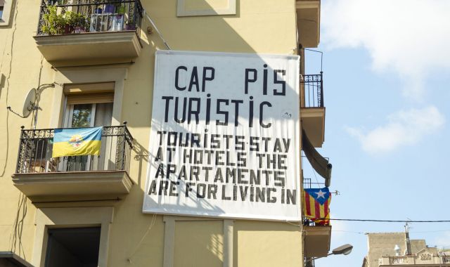 Un cartell reclama menys pisos turístics a Barcelona, en una imatge d'arxiu | iStock