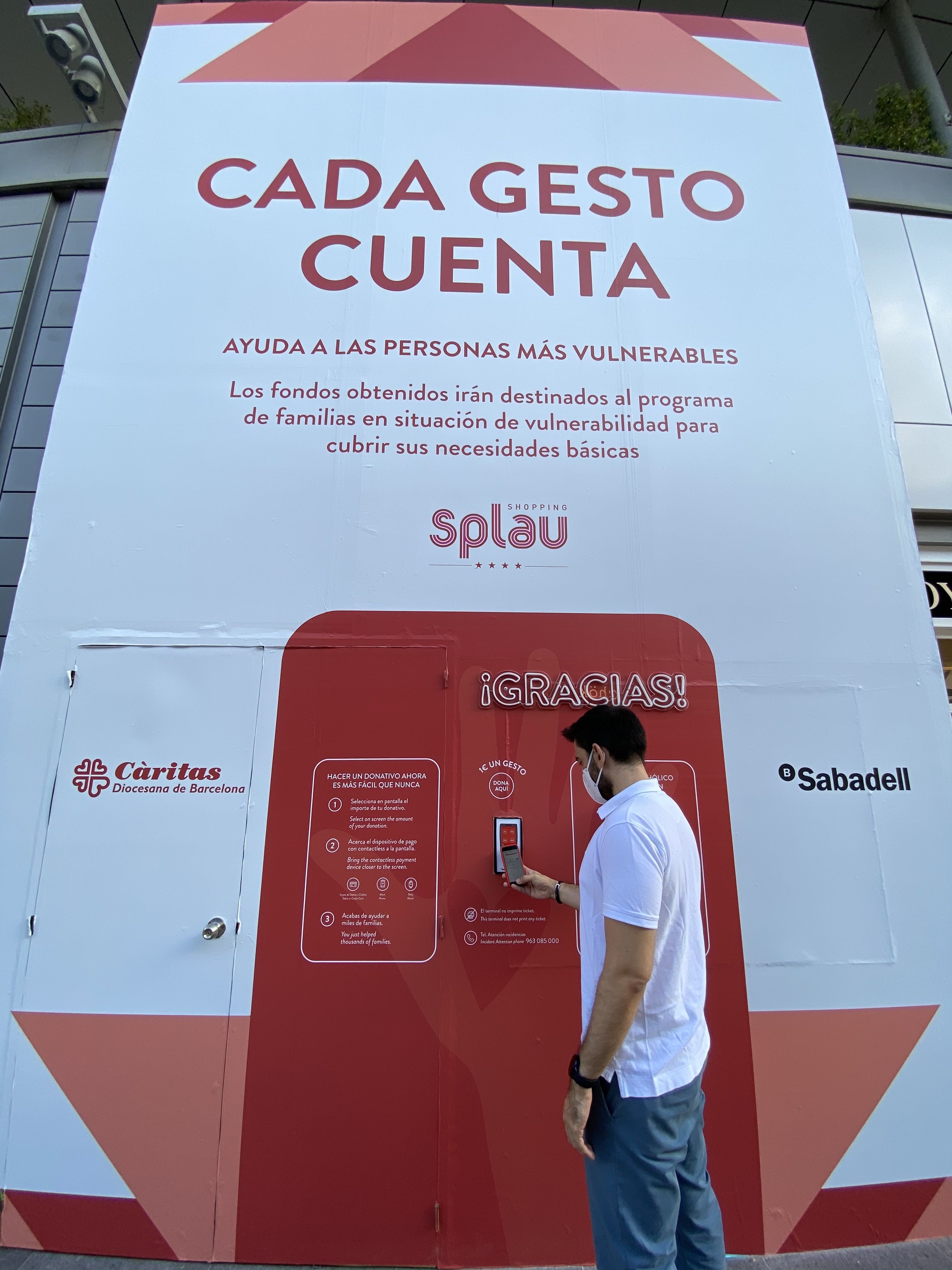 El mur de donacions d'Splau i Càritas | Cedida