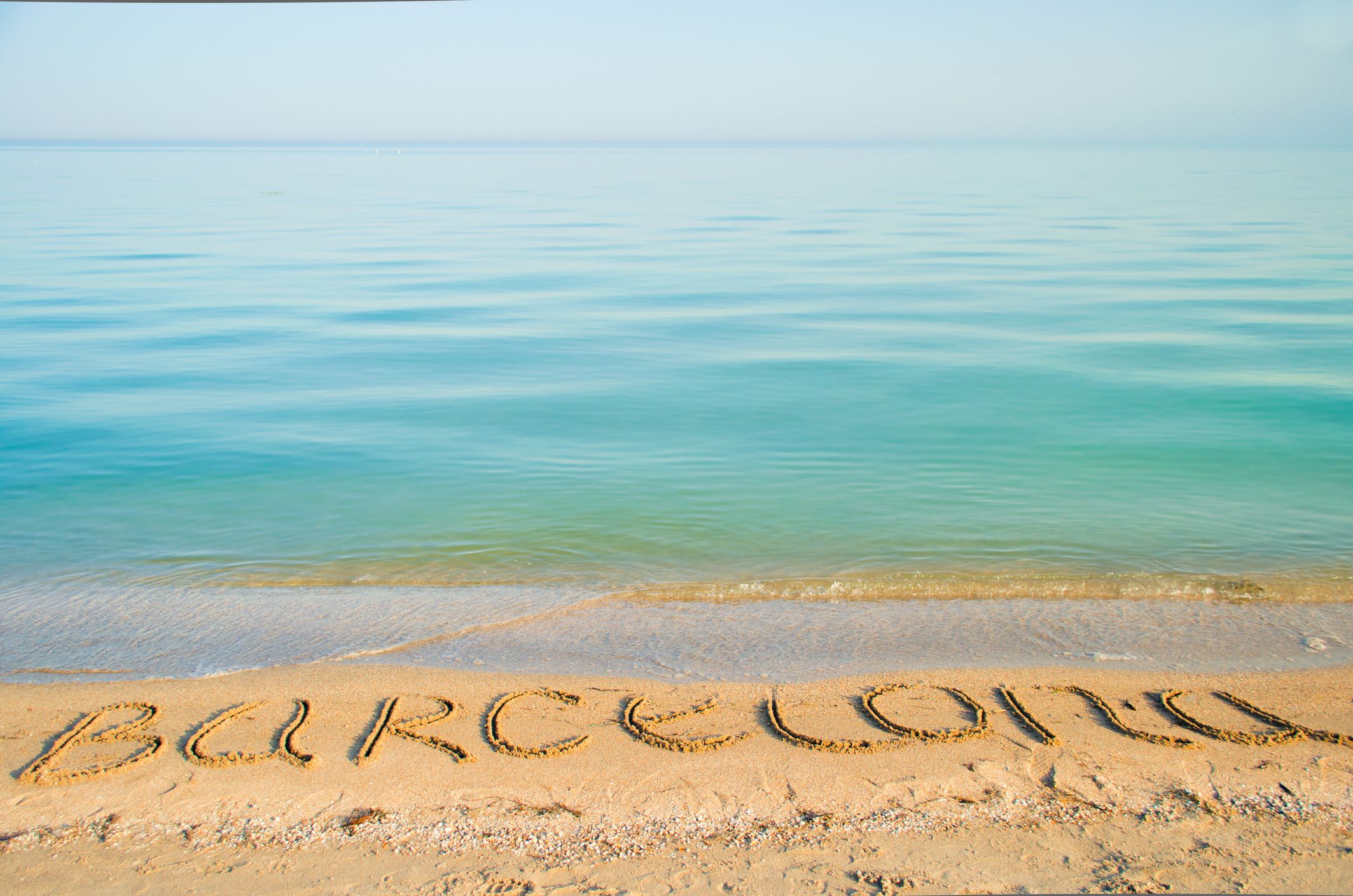 Barcelona desde el borde del mar. | iStock