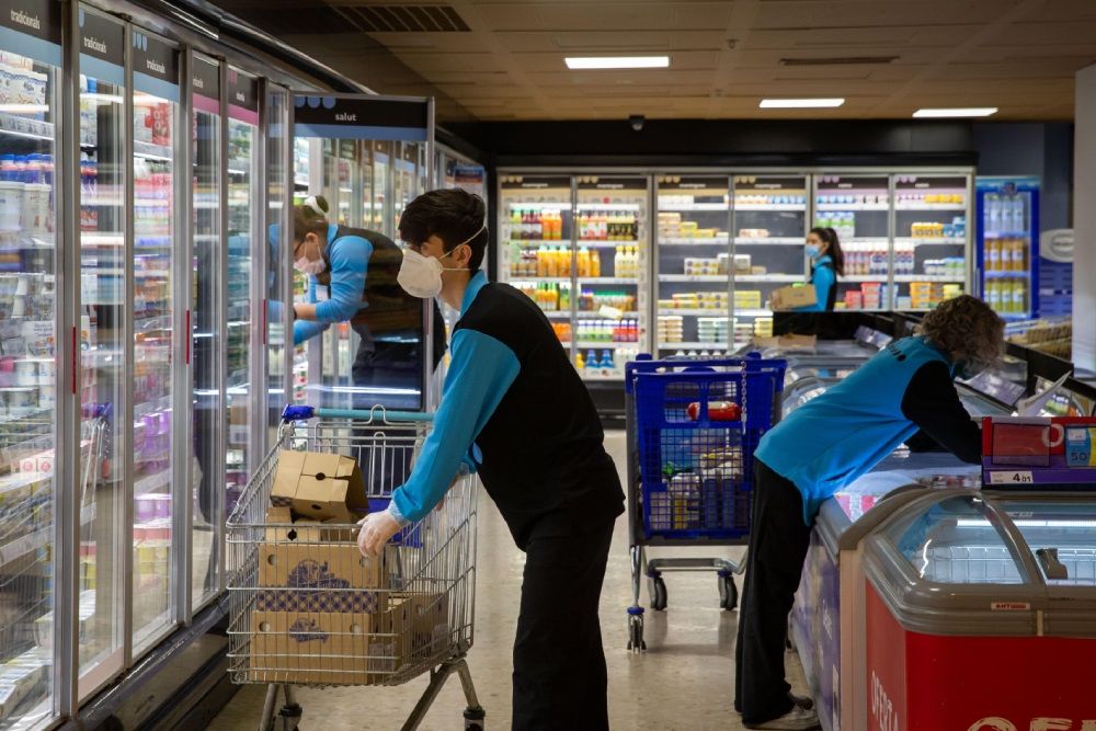 Trabajadores en un supermercado Caprabo | Europa Press