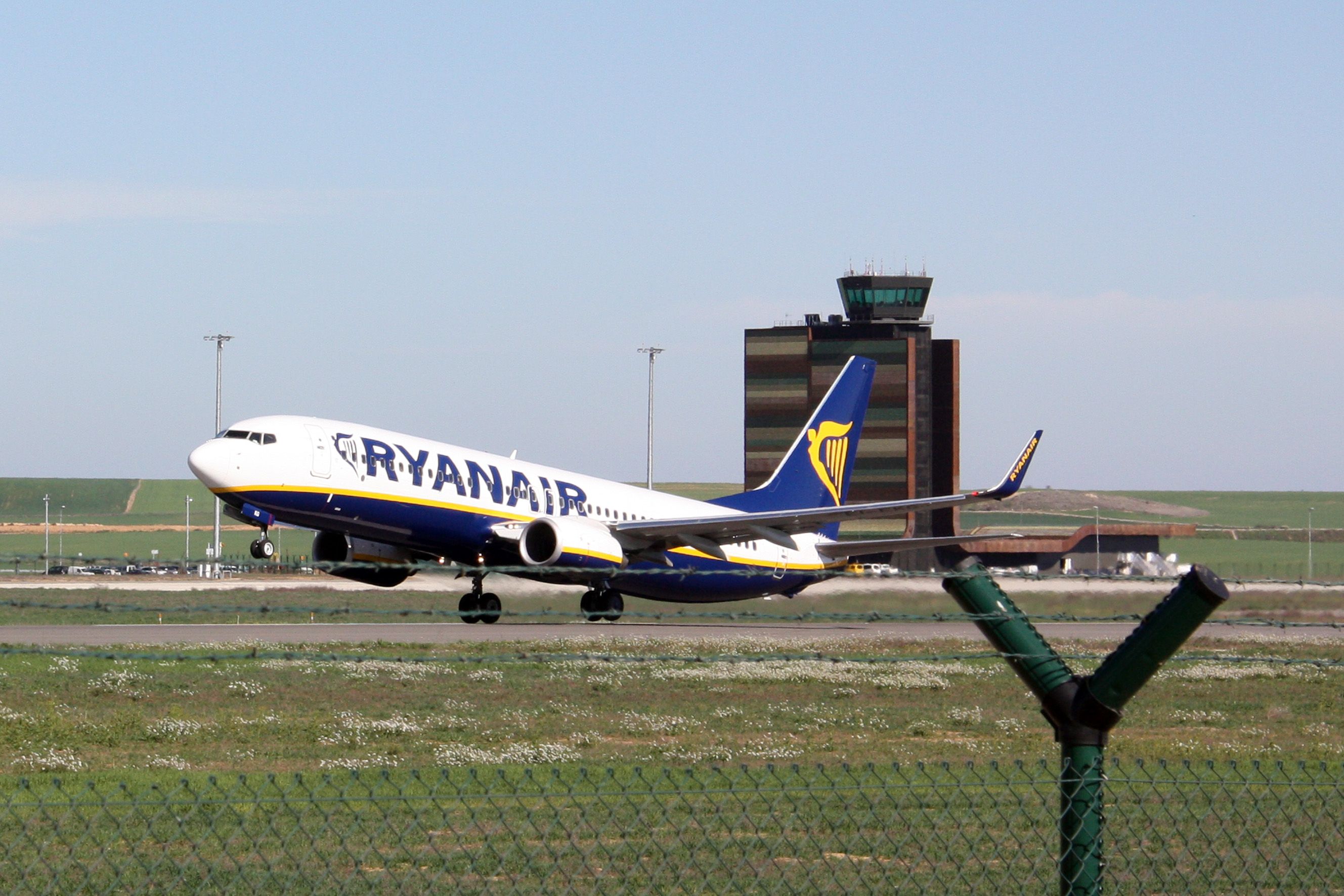 Avió de Ryanair enlairant-se de l'Aeroport de Lleida-Alguaire, l'any 2010 | ACN 