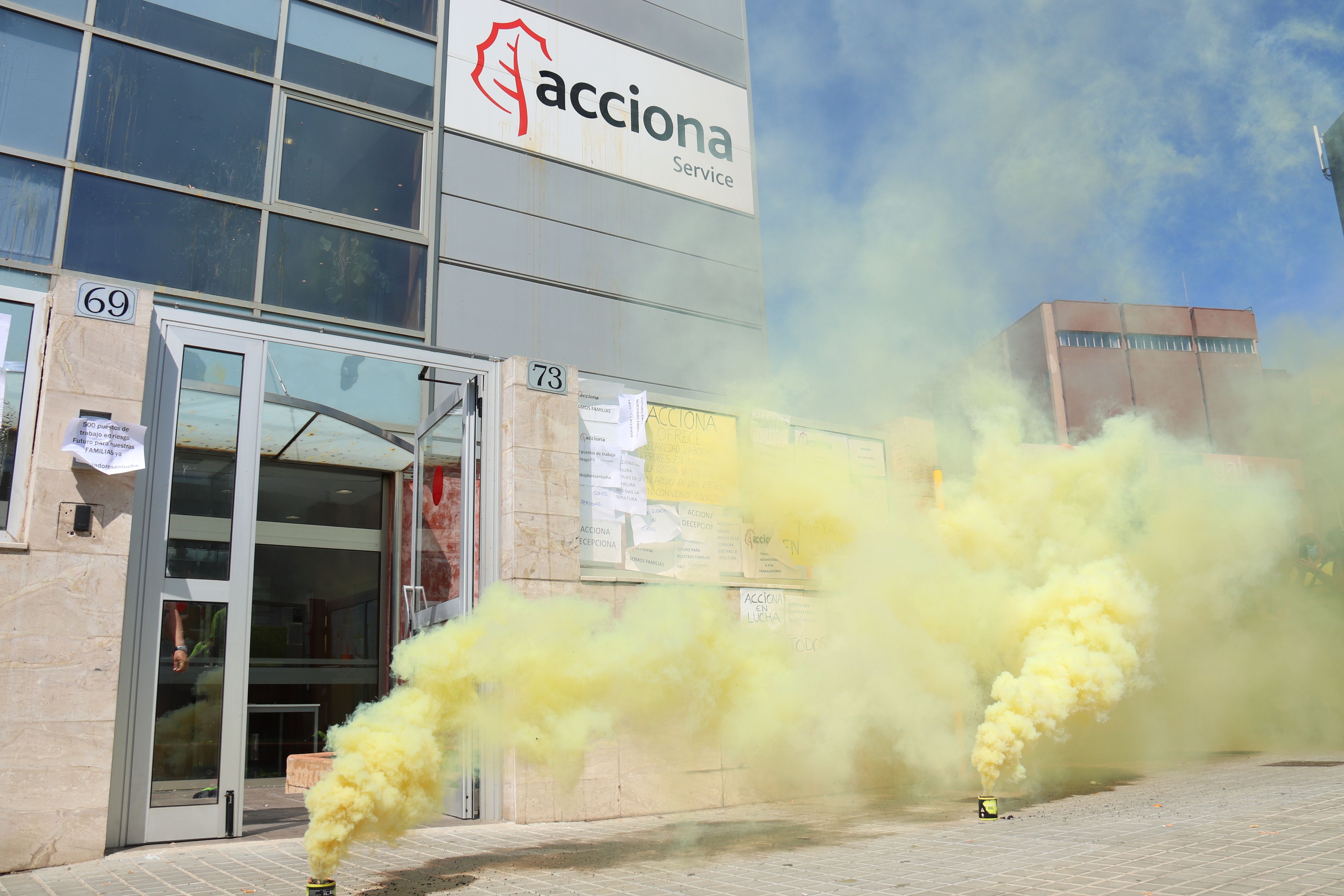 Protestes dels treballadors d'Acciona davant la seu de l'empresa a la Zona Franca | ACN