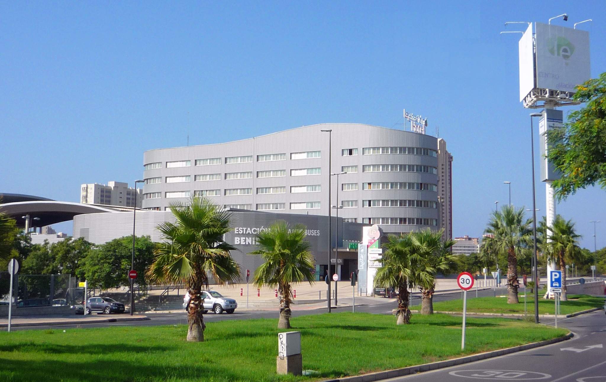 L'estació d'autobusos de Benidorm i darrere, l'hotel La Estación | Wikipedia