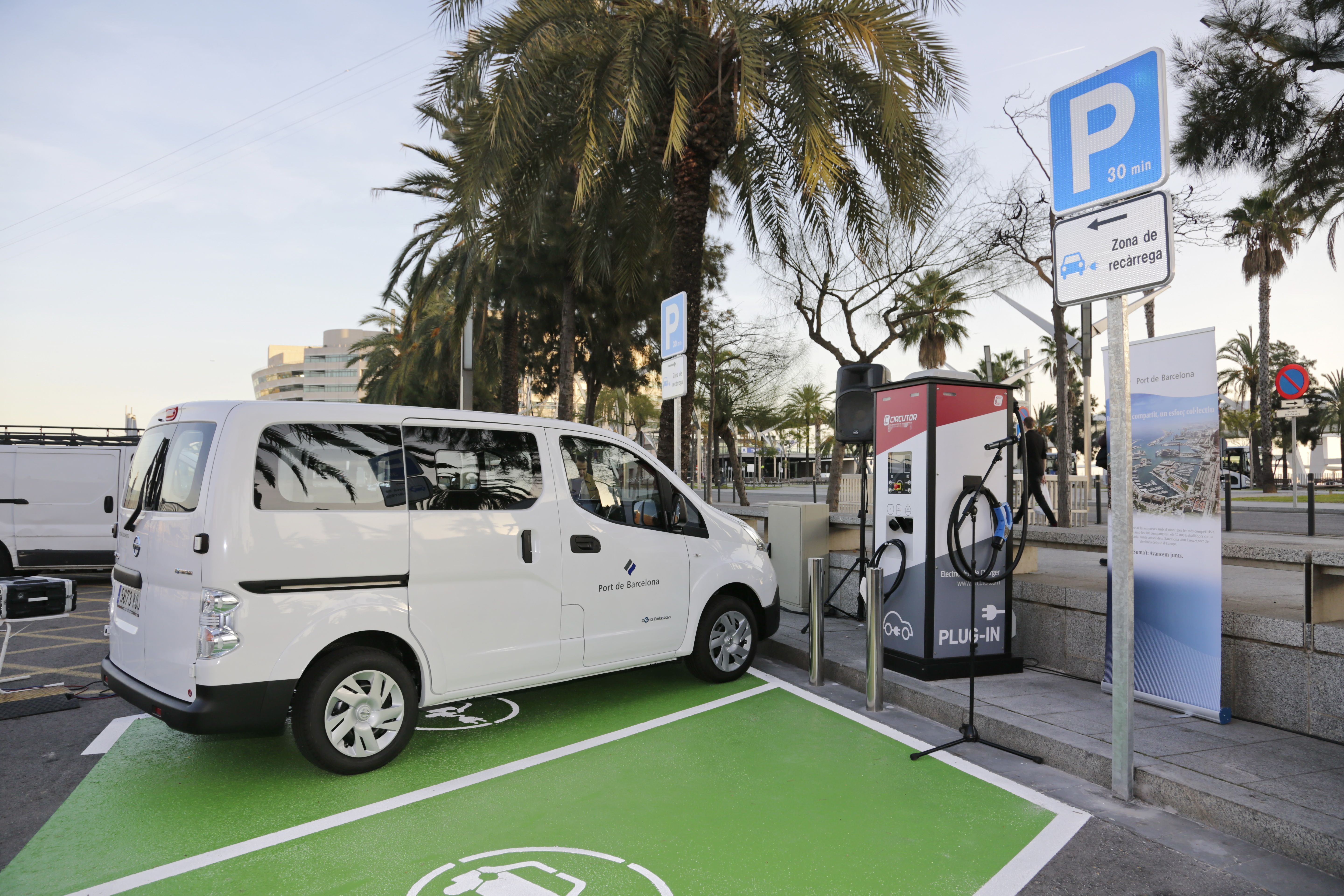 La flota de vehicles elèctrics del Port de Barcelona és una de les actuacions per reduir les emissions de CO2 | Cedida