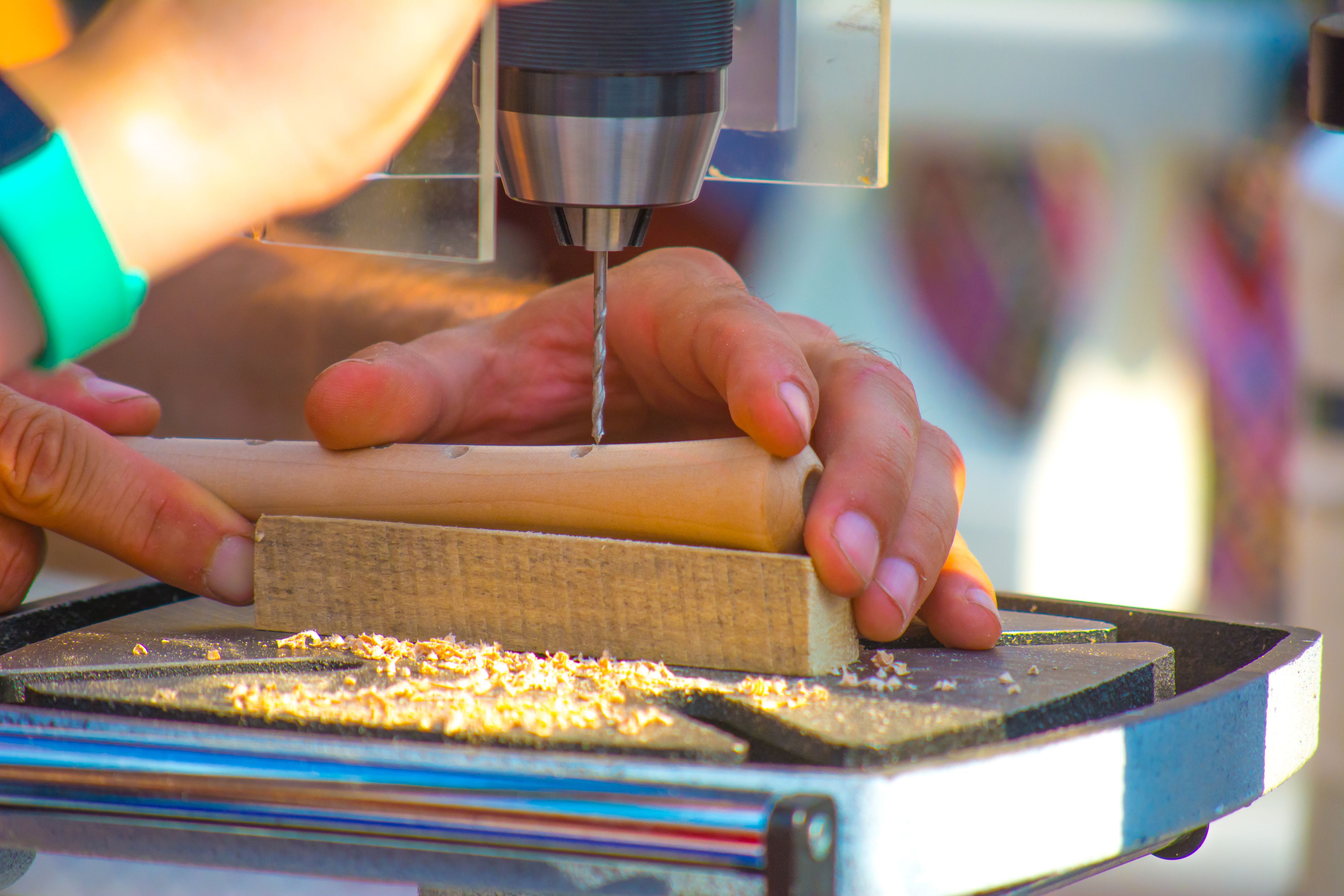 Elaboració d'un instrument musical en un taller de fabricació cultural | iStock