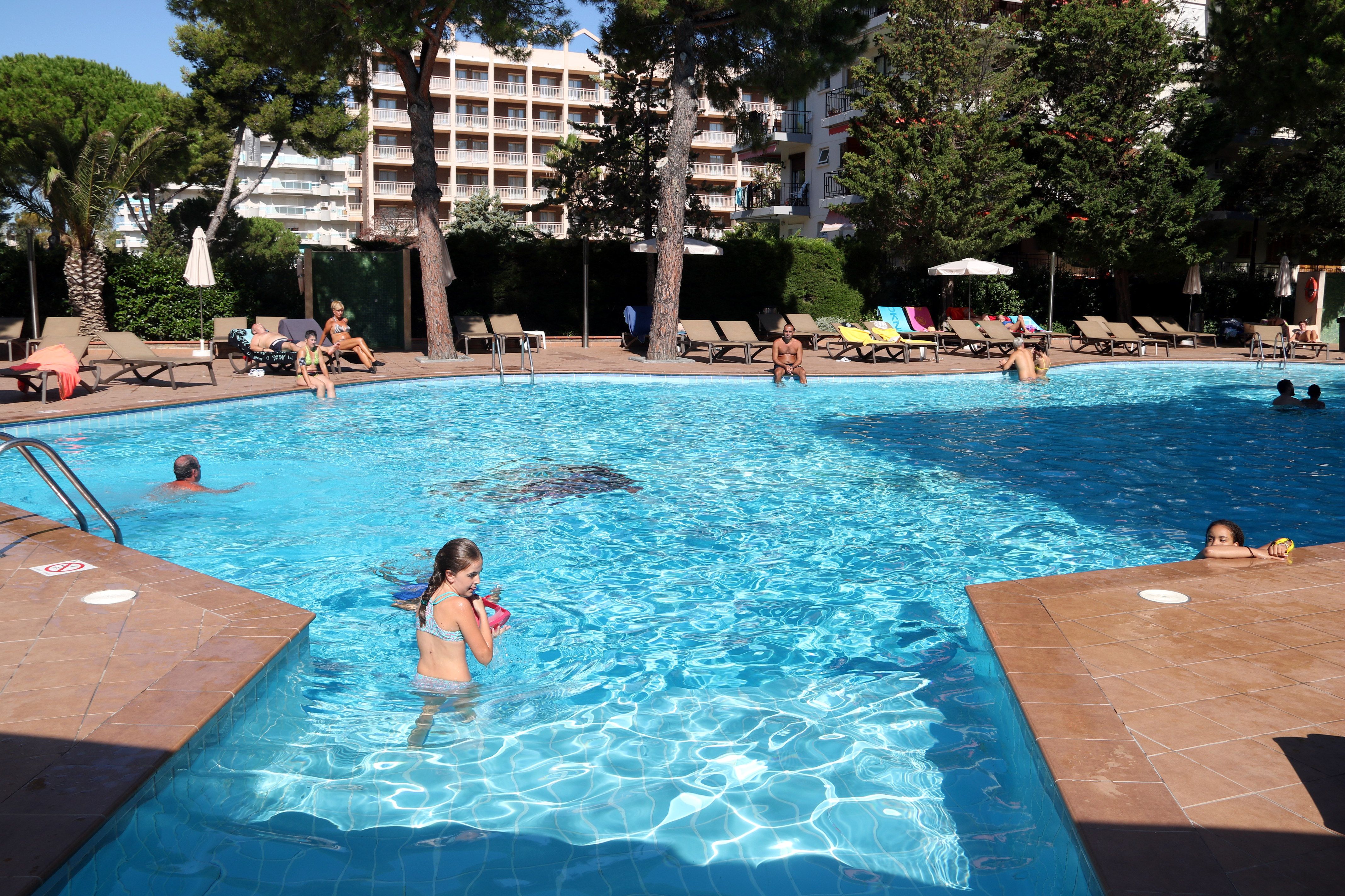 Turistes a la piscina d'un hotel de Salou | ACN