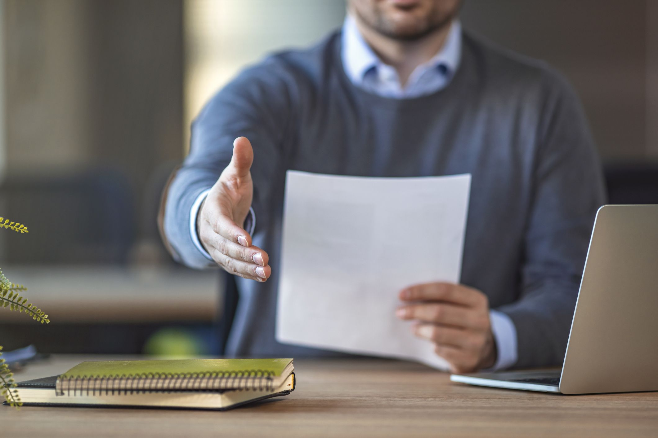 Per facilitar la incorporació de persones noves a l'equip es pot assignar un company de referència | iStock 