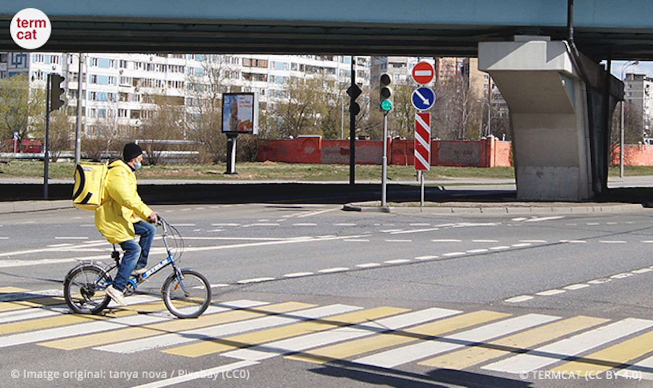 En els diccionaris de llengua anglesa, el mot 'rider' designa la persona que munta a cavall, pilota una motocicleta o corre en bicicleta | TERMCAT