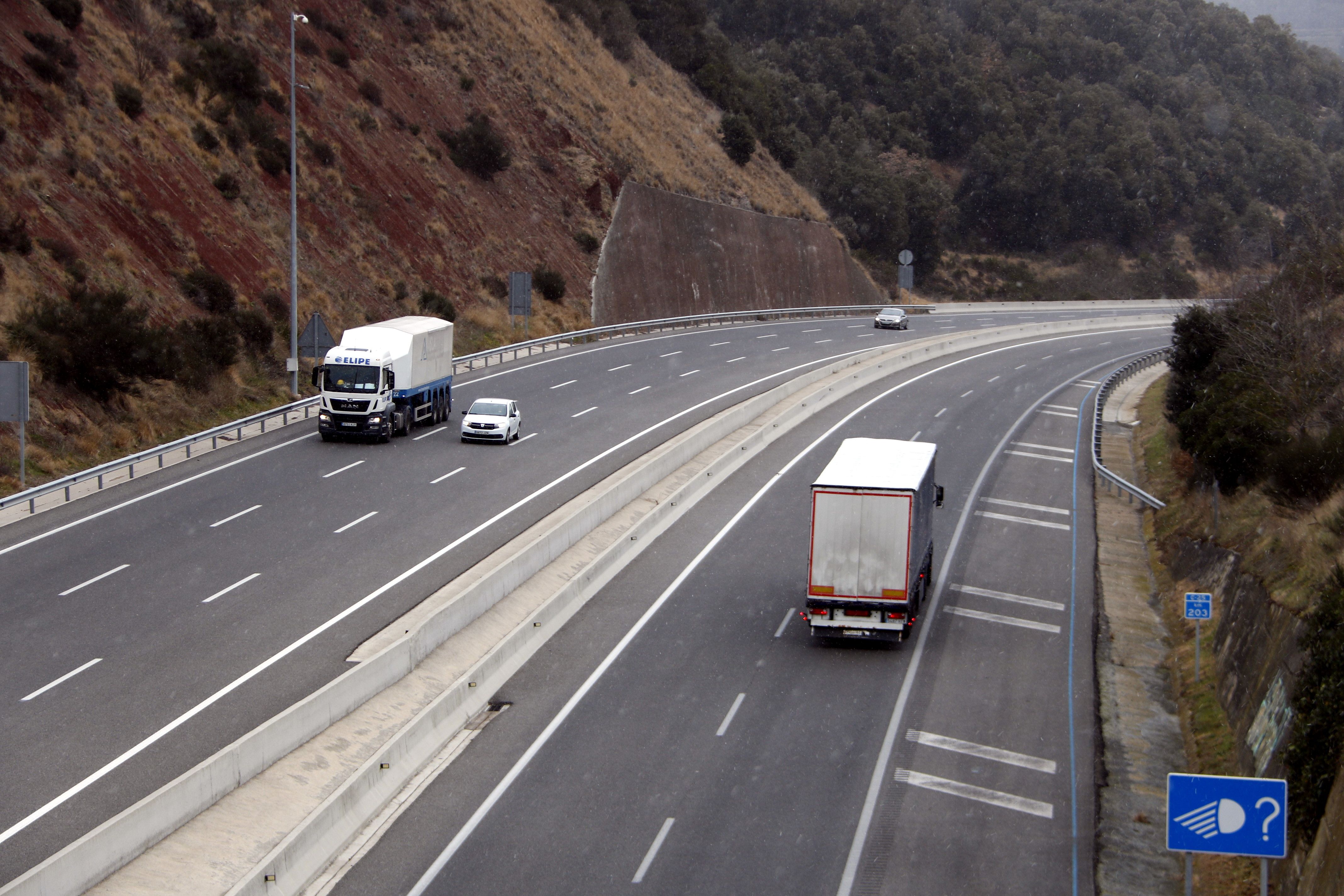 Algunos camiones pasando todavía por el Eje Transversal a su paso por el Cuello de Revell | ACN