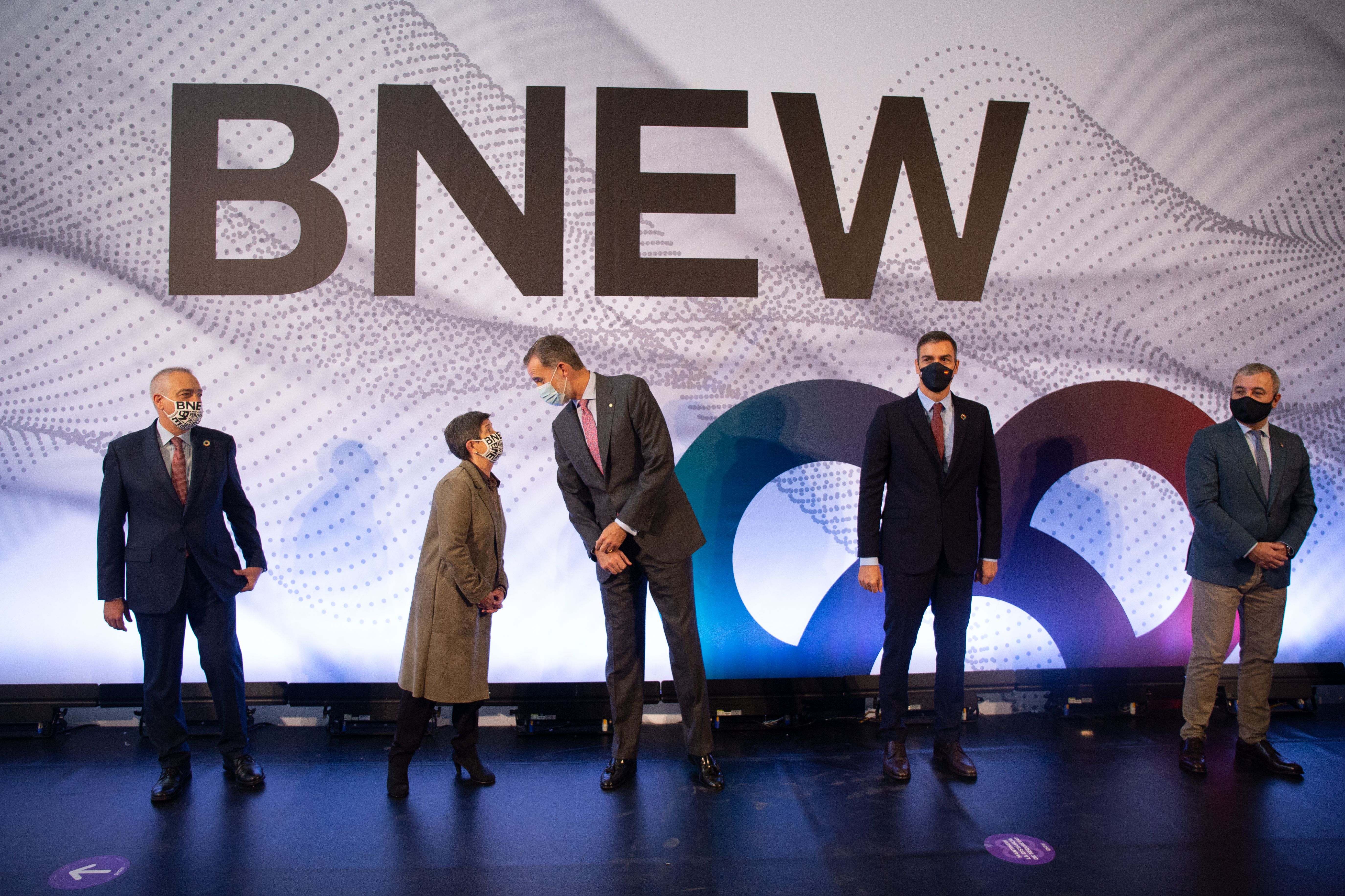 El delegat especial del Govern al CZFB, Pere Navarro; la delegada del Govern a Catalunya, Teresa Cunillera; el rei Felip VI; el president del Govern, Pedro Sánchez; i el primer tinent d'alcaldia de Barcelona, Jaume Collbonia, al BNEW | Europa Press