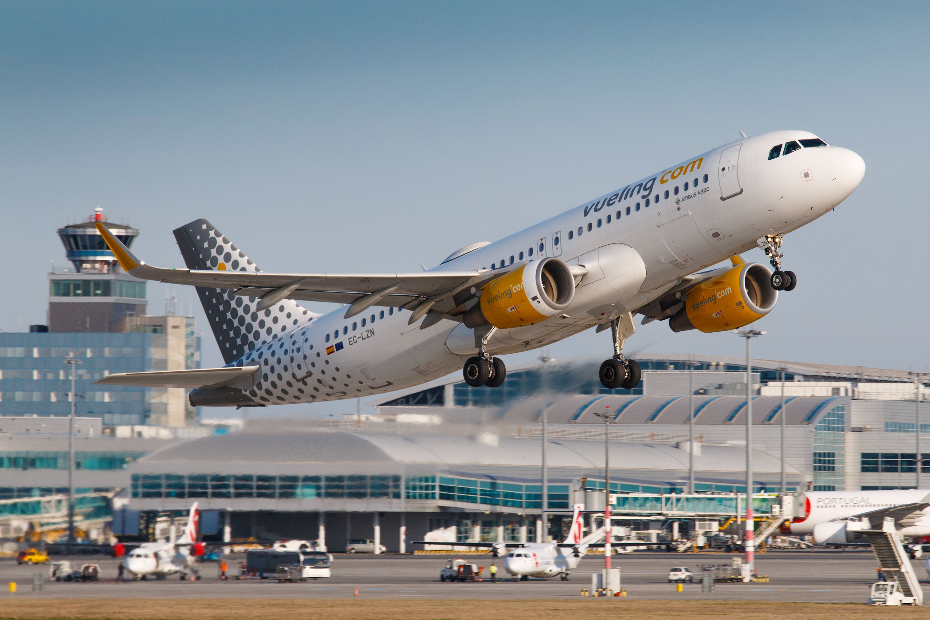 Un avió s'enlaira a l'Aeroport del Prat | iStock