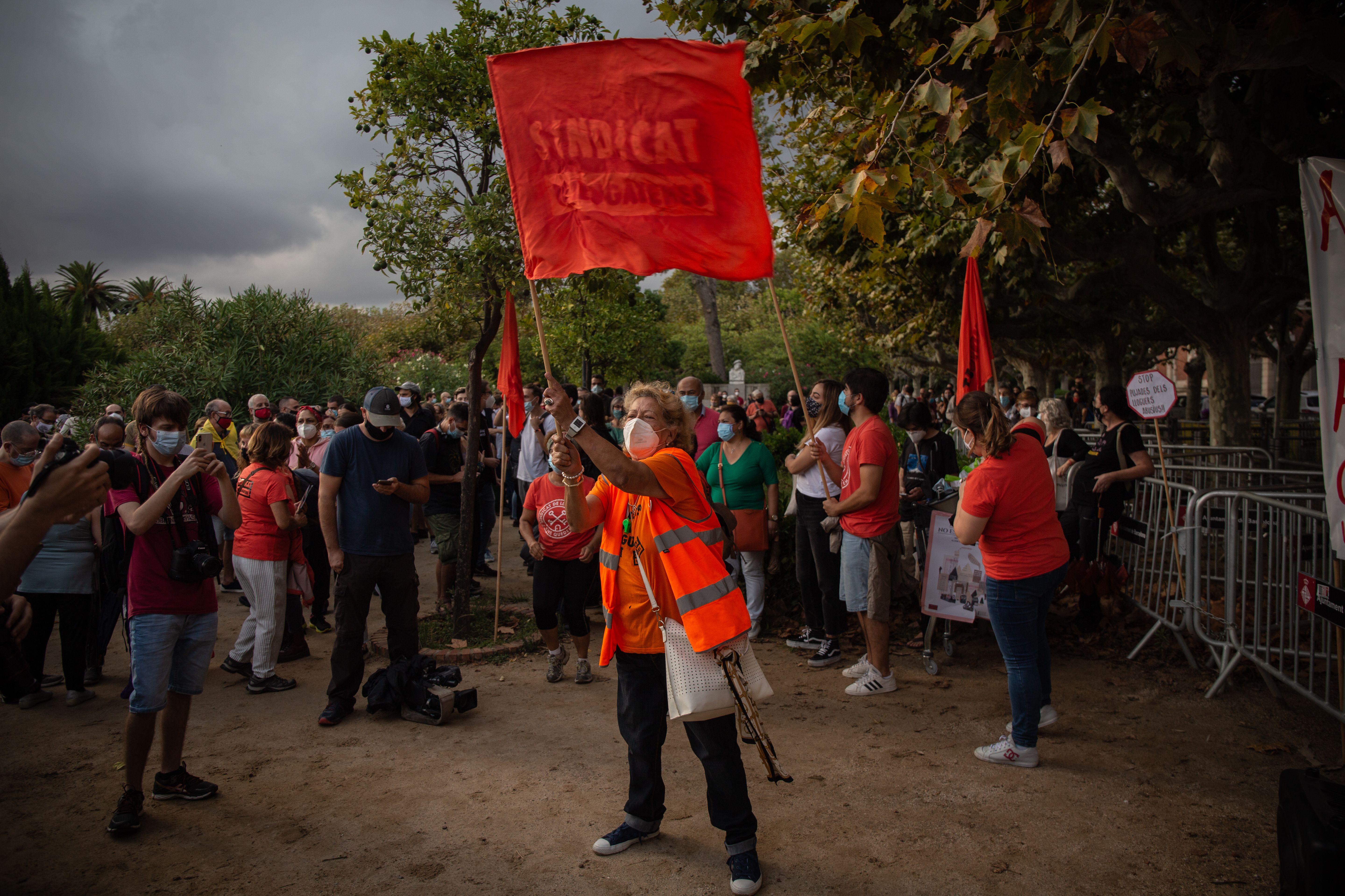 Una simpatitzant del Sindicat de llogateres celebra l'aprovació de la llei que regula el preu dels lloguers | Europa Press