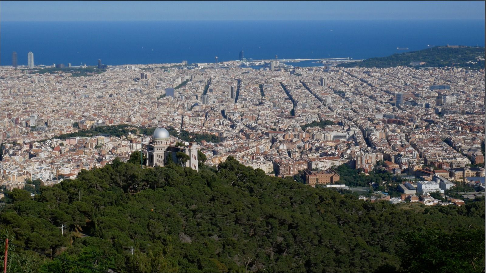 Imatge aèria de Barcelona amb el bosc de Collserola en primer pla | Cedida