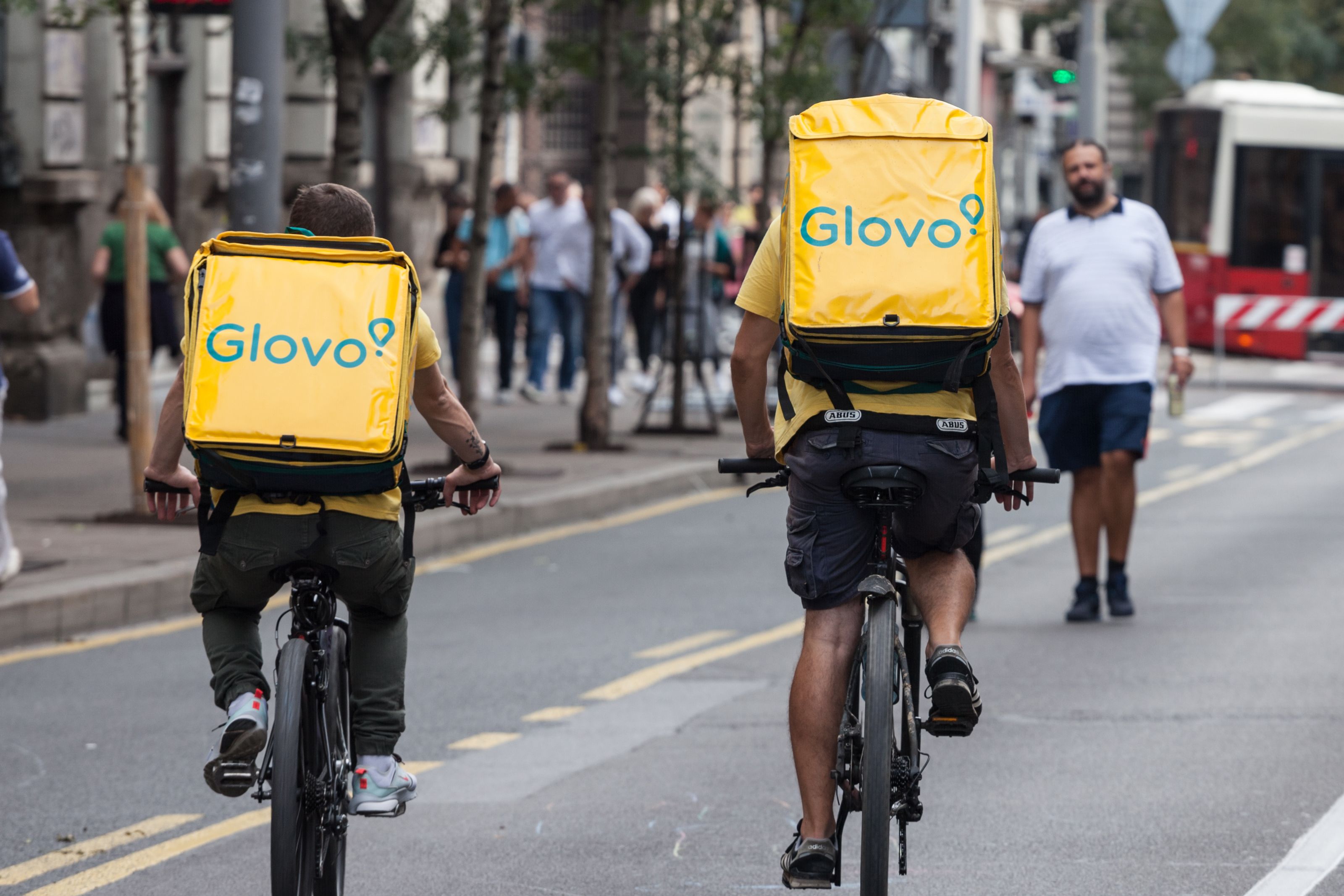 Dos repartidores de Glovo, en una imagen de archivo | iStock