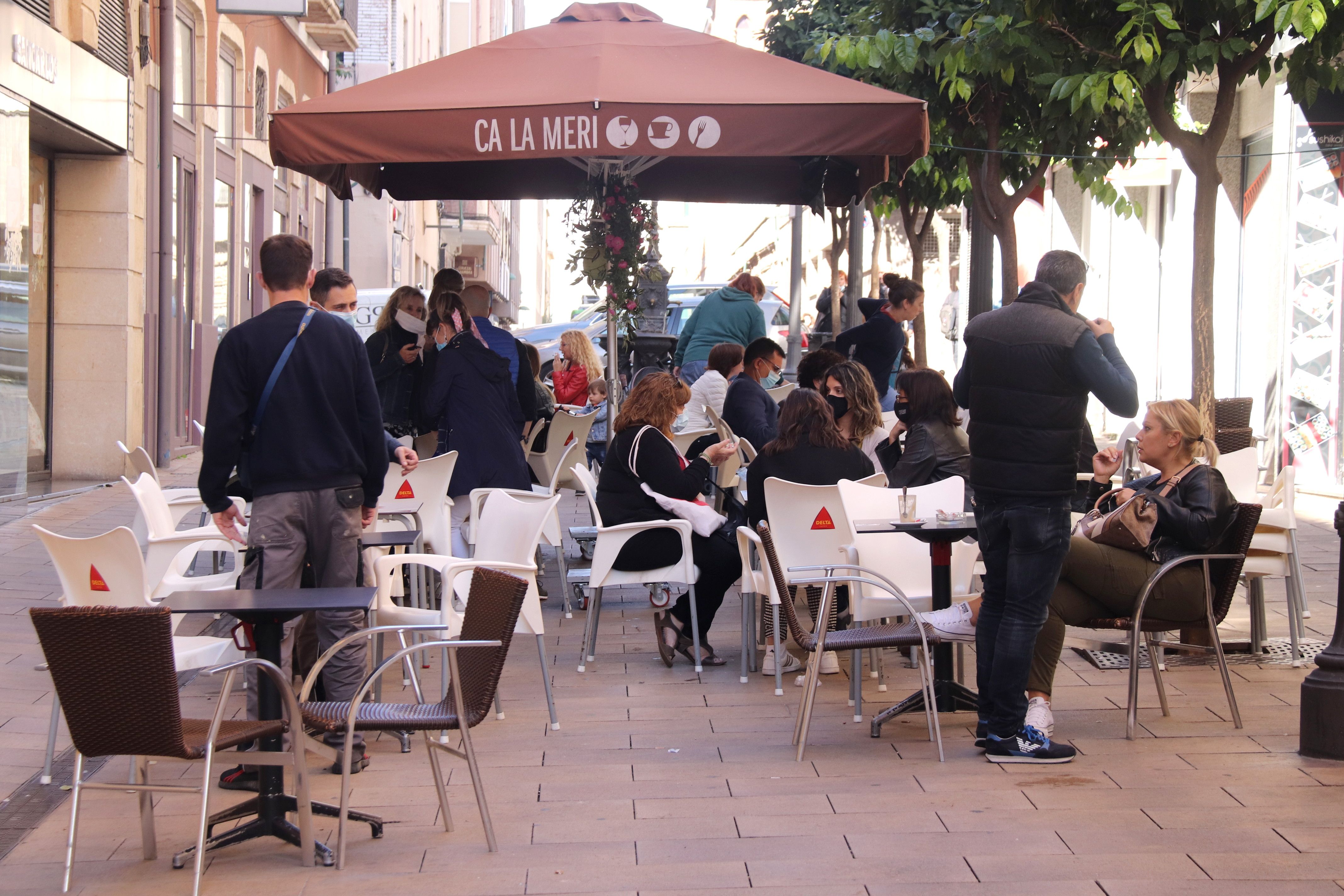 Una terraza de un bar de la calle Augusta de Tarragona antes del cierre | ACN