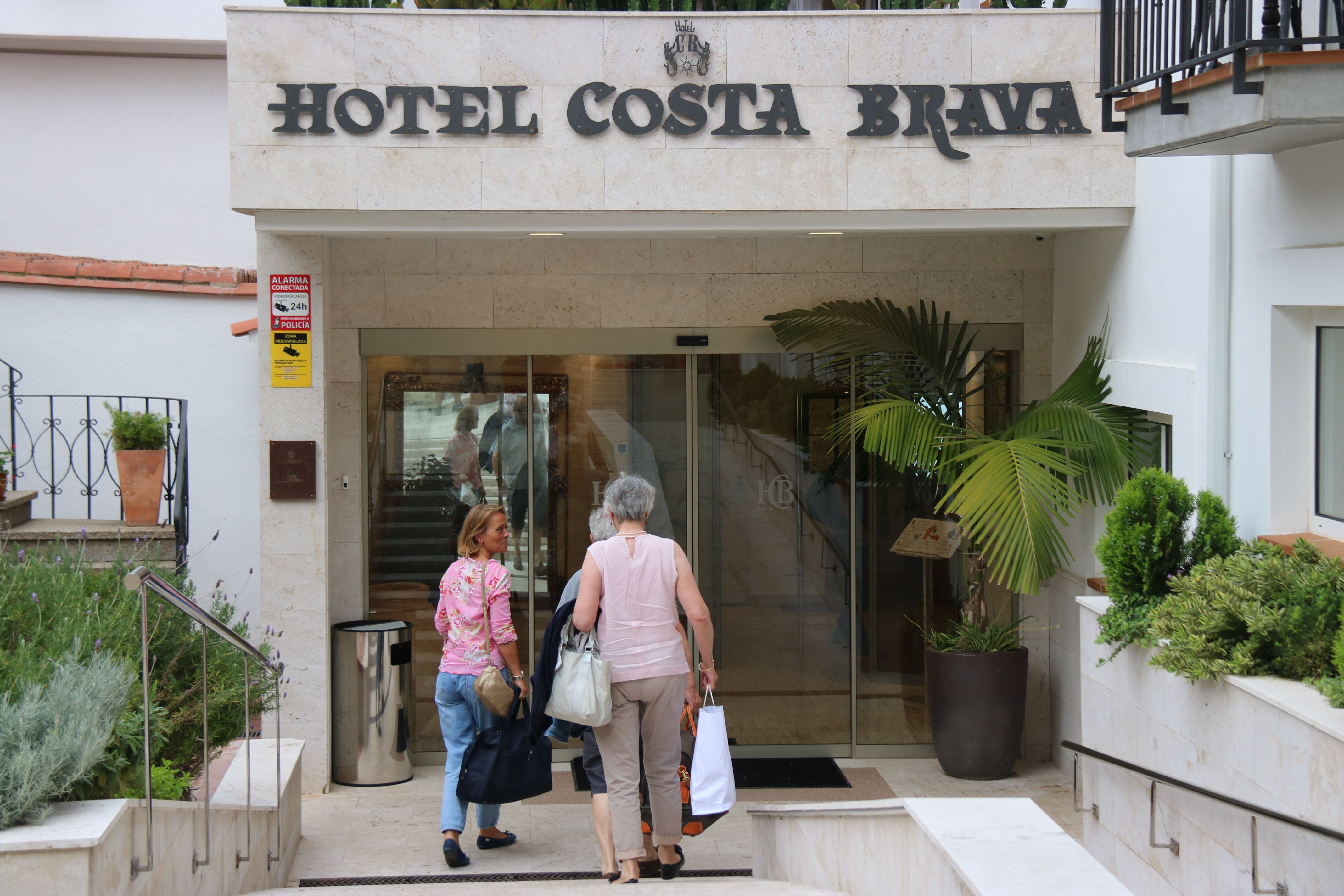 Turistes entren a un hotel de Platja d'Aro | ACN