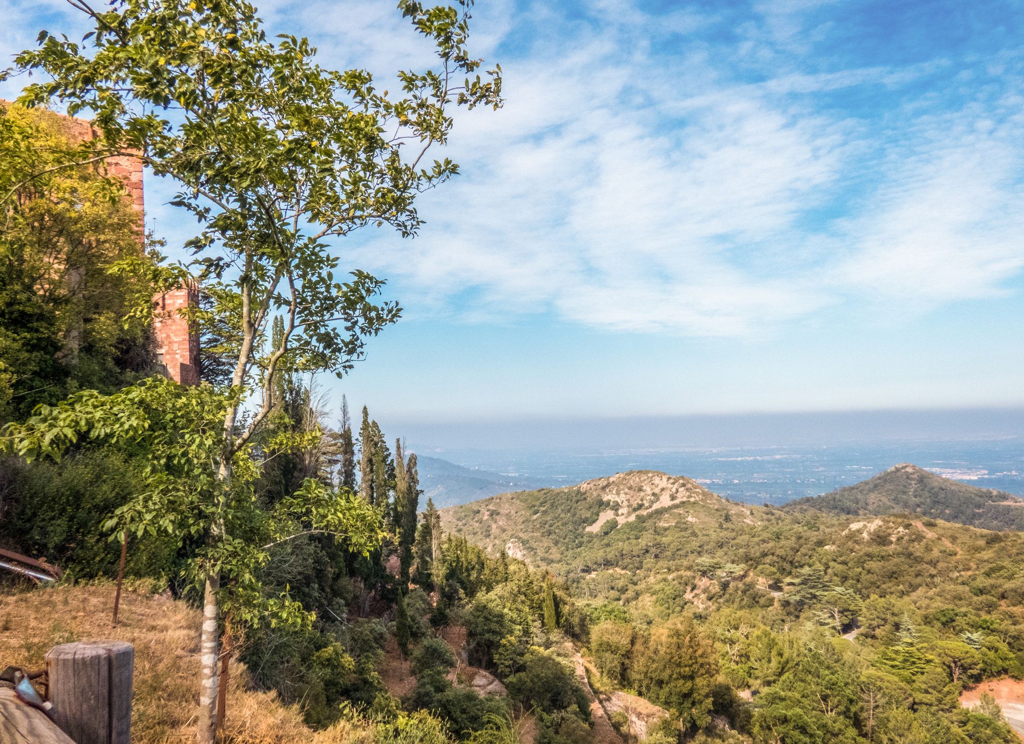 Vista de la vall des del castell-monestir d'Escornalbou | lanasphotos (iStock)