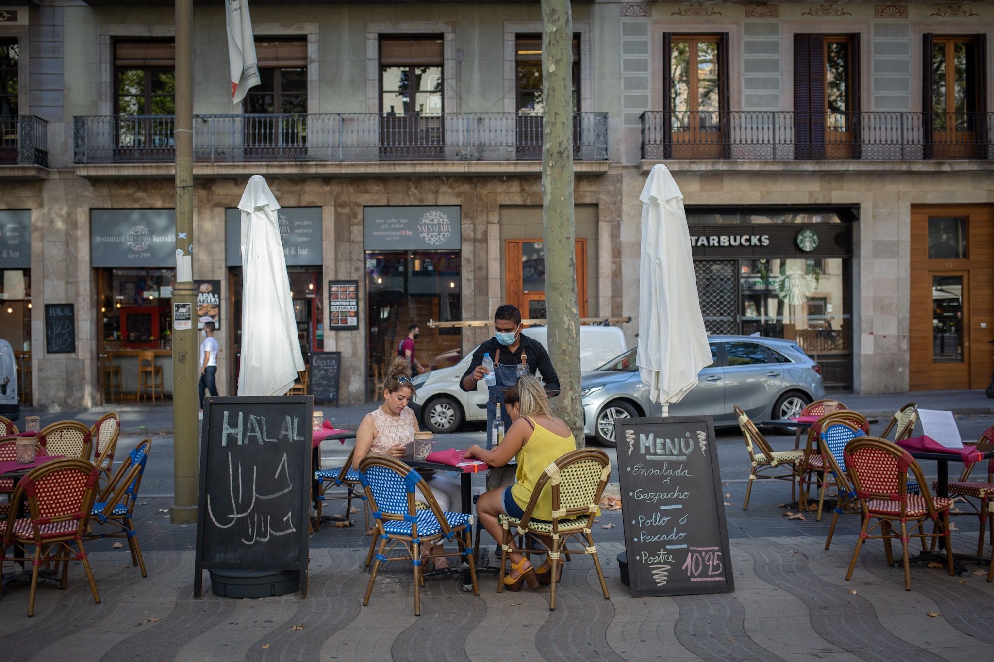 Clientas en un bar de Barcelona, en referència a la mejora de la economía española | Europa Press