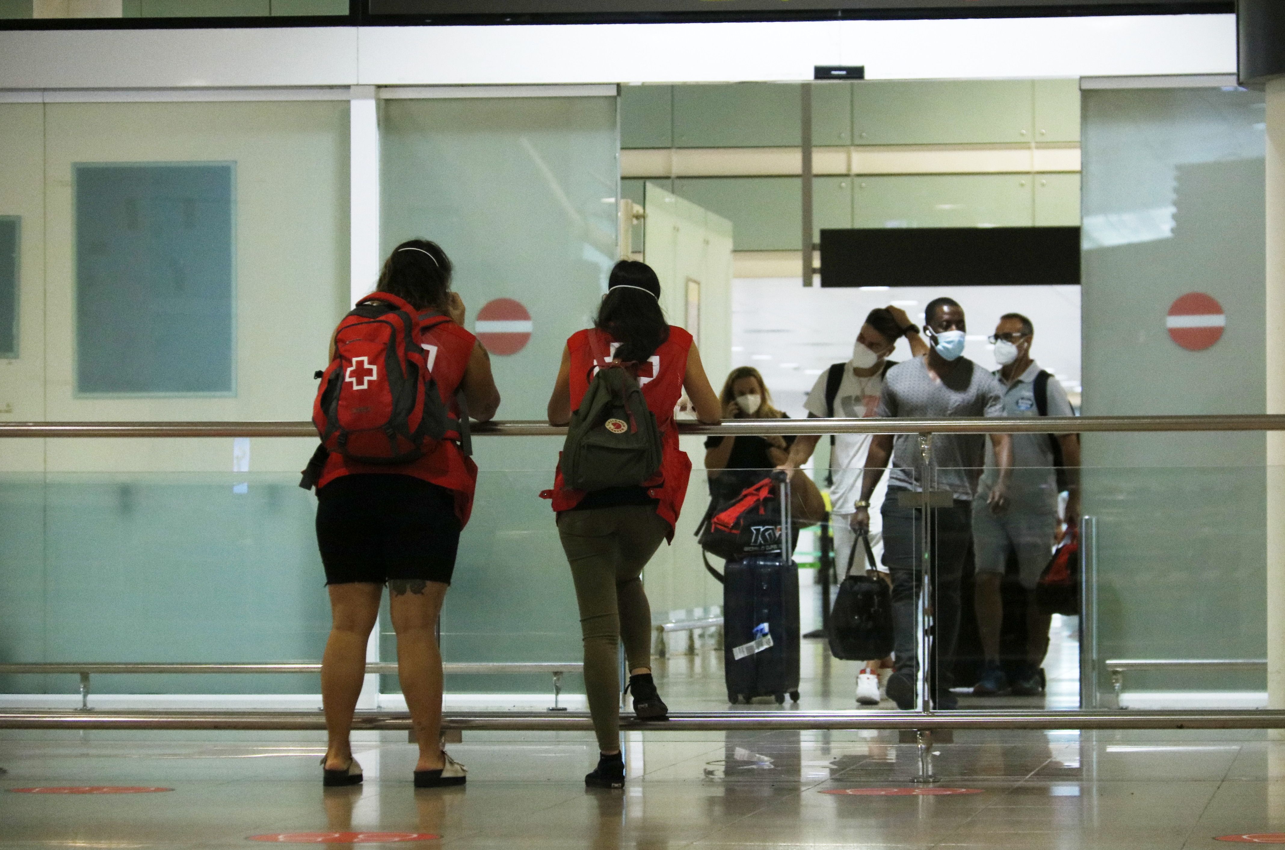 Turistes internacionals arriben a l'aeroport de Barcelona | ACN