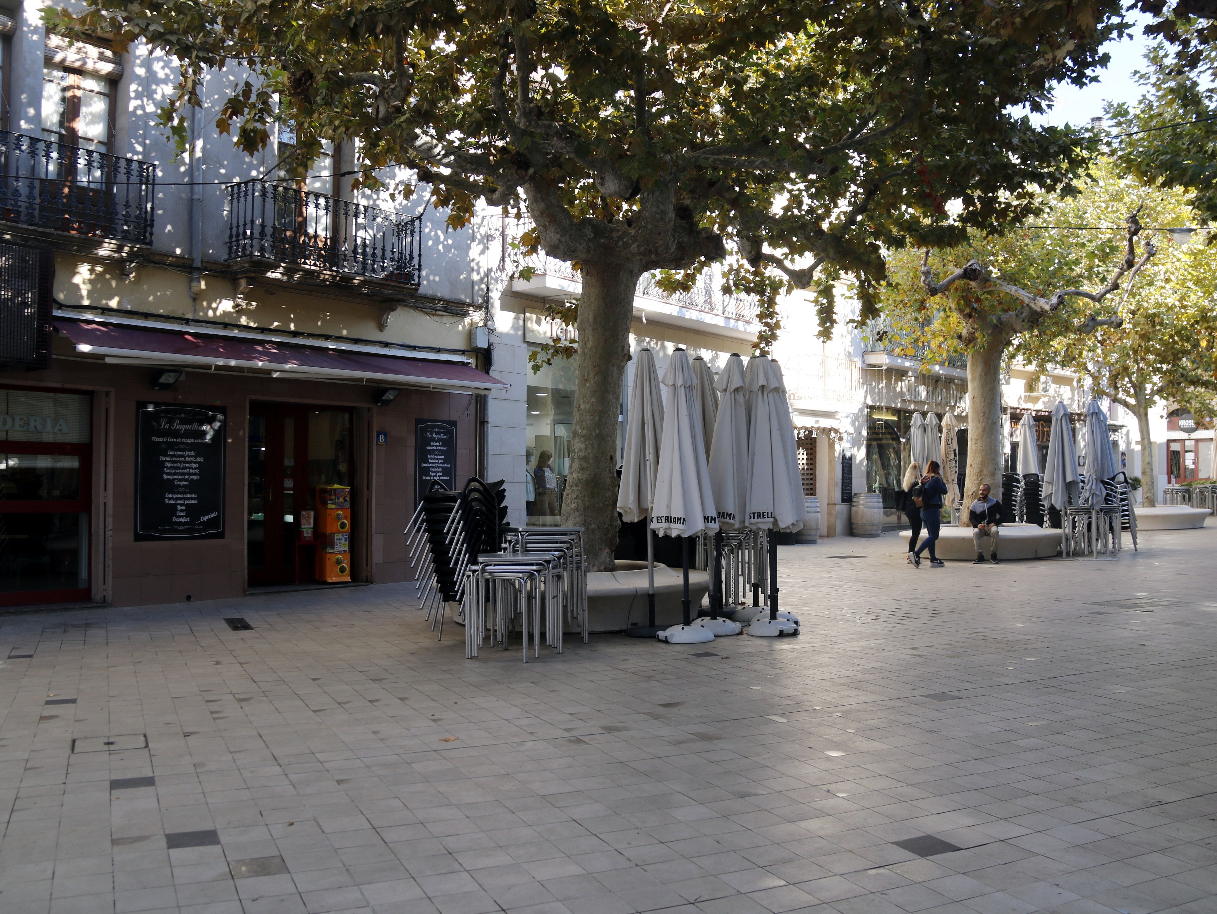 Terrasses recollides a la plaça Major de Mollerussa després del tancament de la restauració | ACN