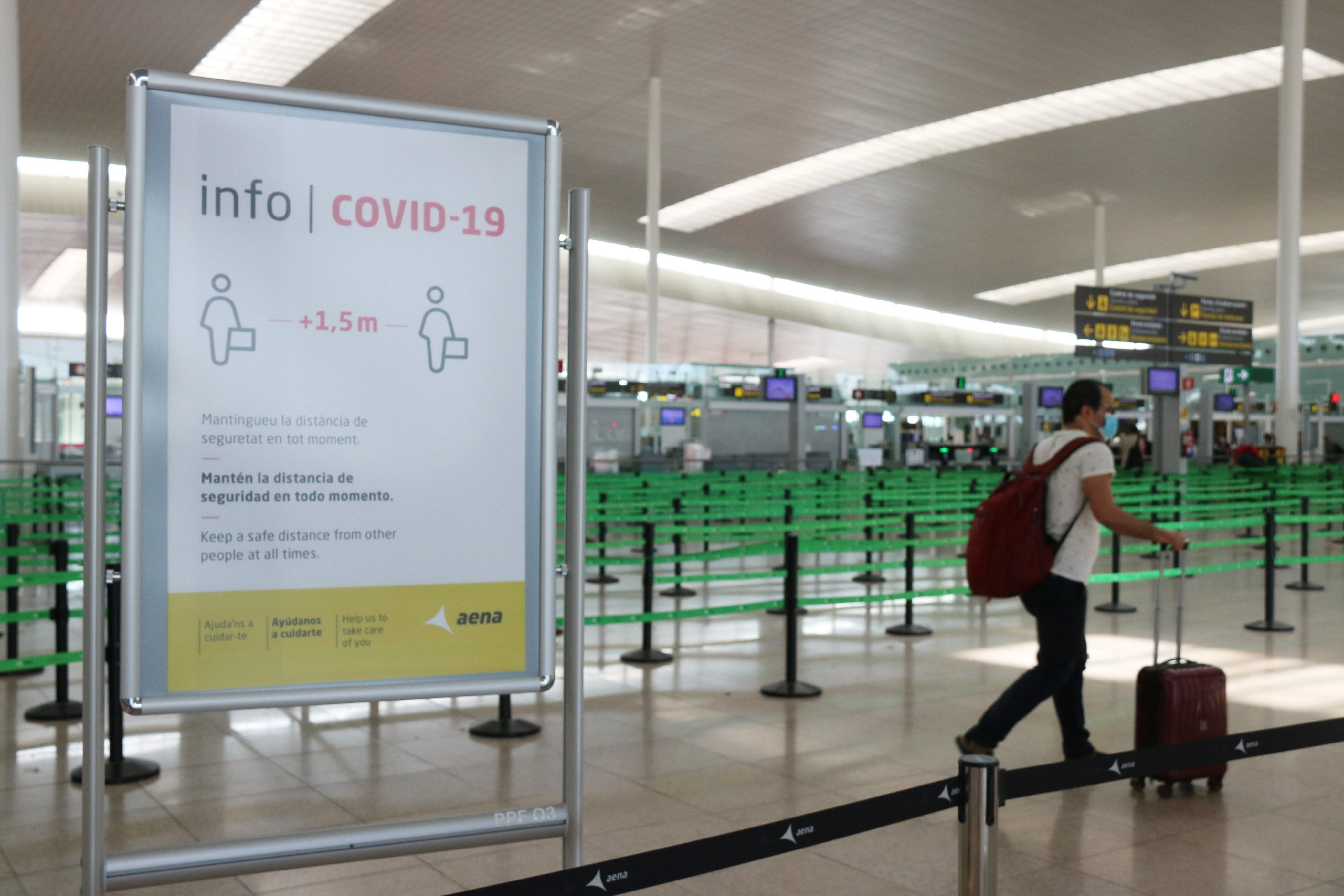 Un cartell sobre la covid 19 a l'aeroport de Barcelona | ACN