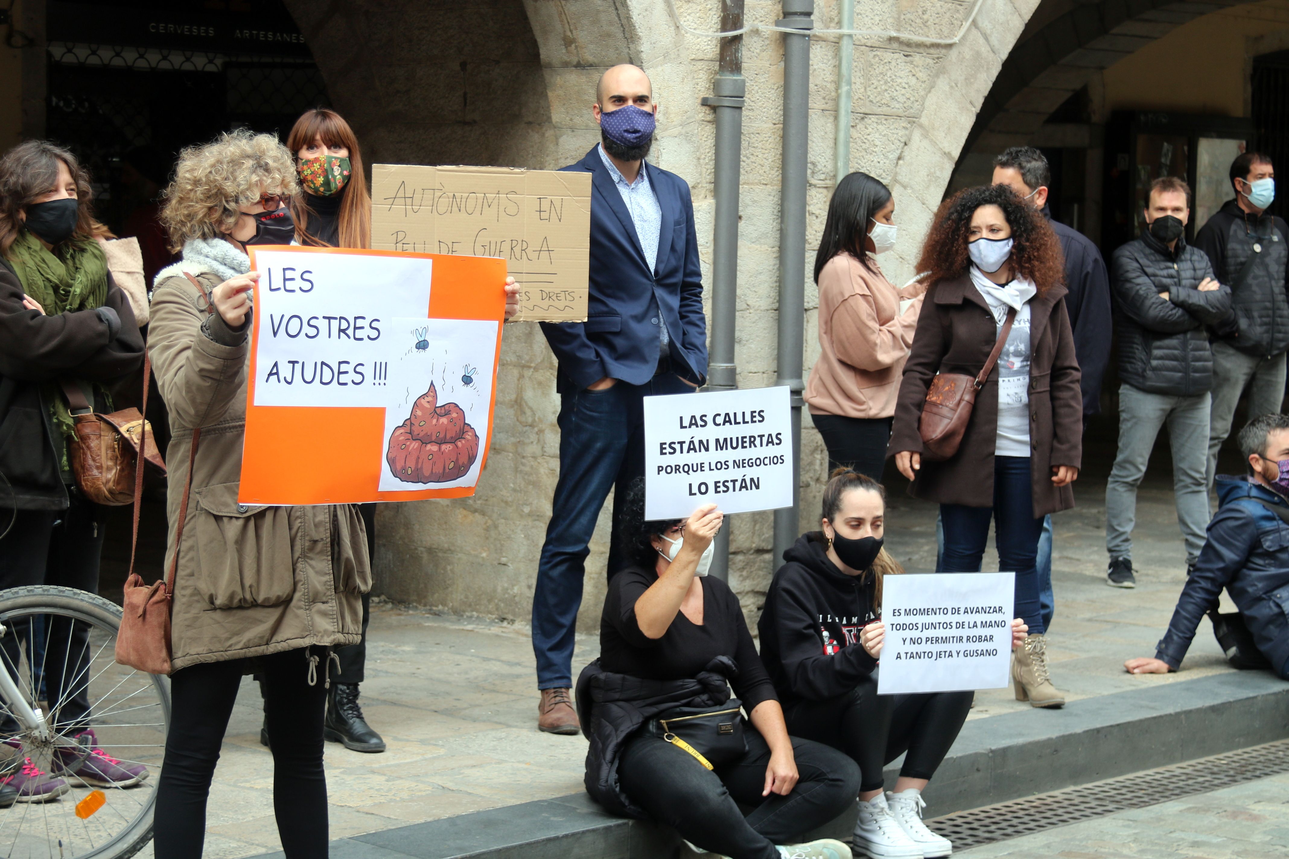 Algunos de los autónomos concentrados ante el Ayuntamiento de Girona | ACN