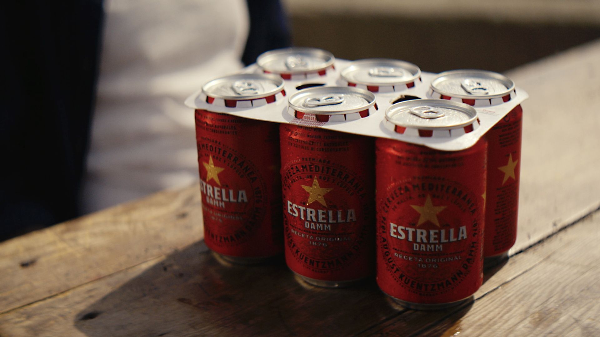 Estrella Damm produeix totes les llaunes amb anelles de cartró | Cedida