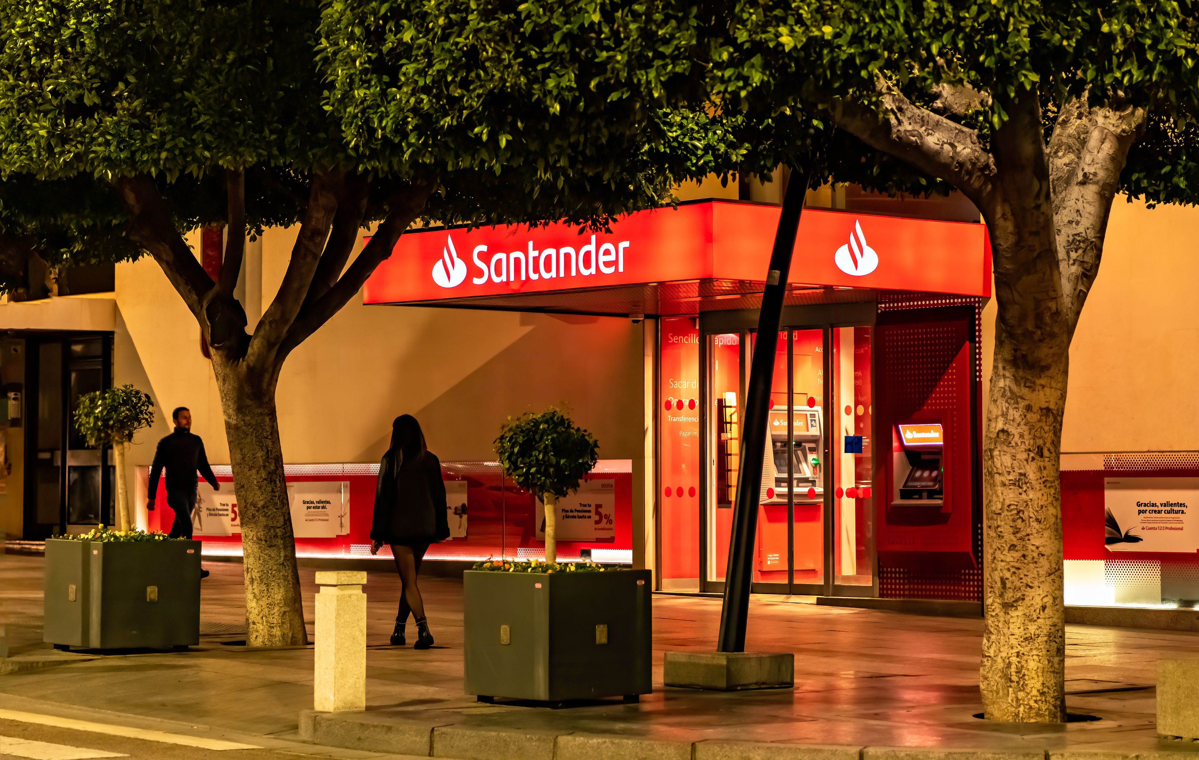 El exterior de una oficina del Banco Santander, que prevé despedir 3.500 trabajadores | iStock